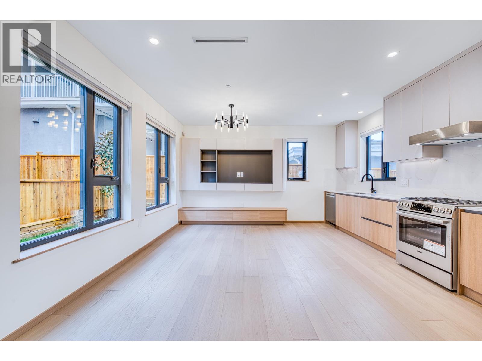 966 E 55th Ave, Vancouver, BC V5X 1N9