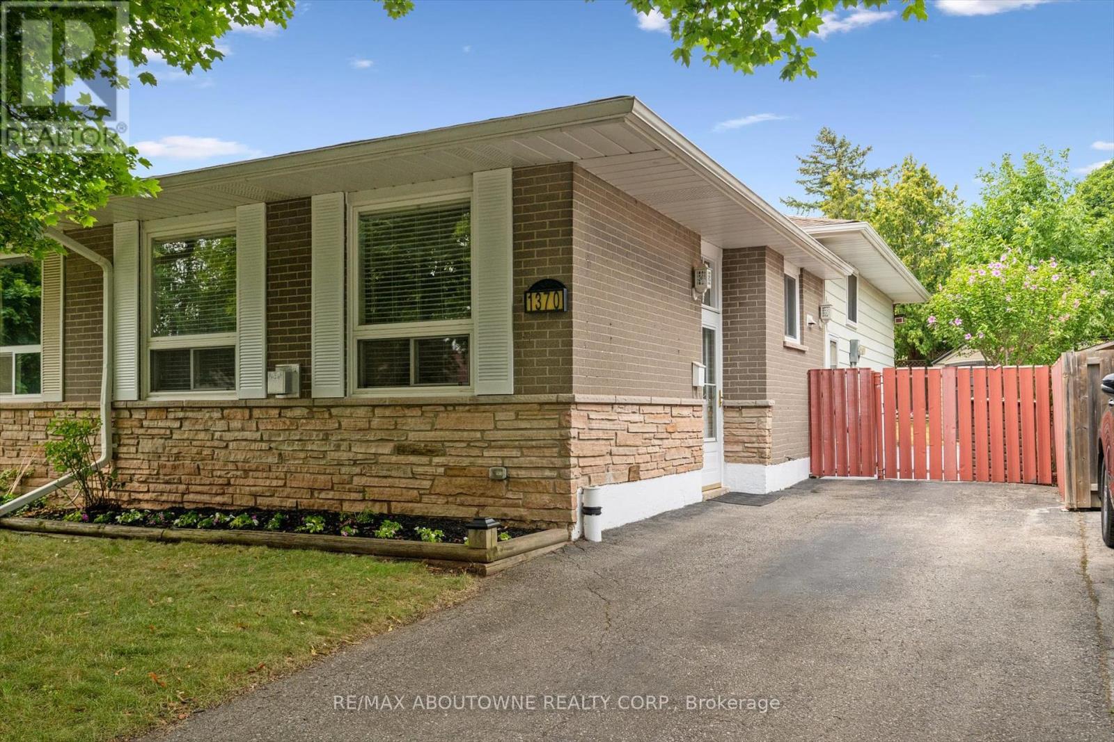 1370 Roylen Rd, Oakville, ON L6H 1V4