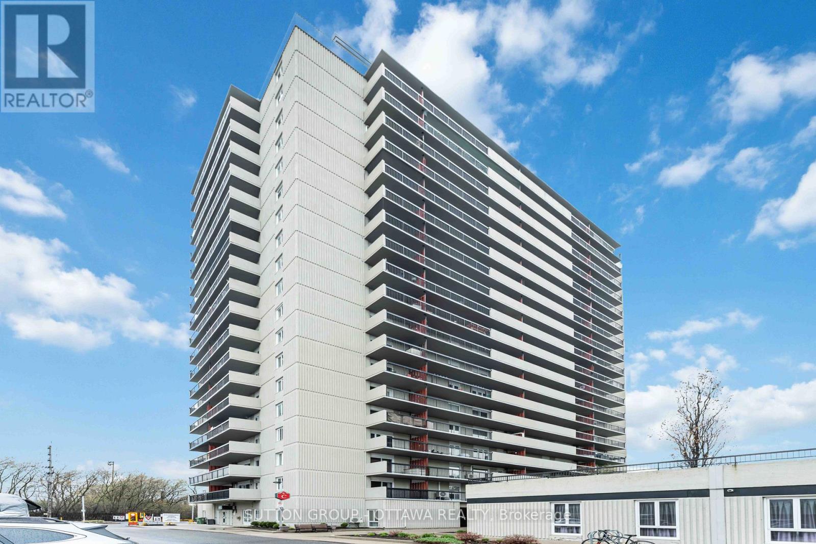 705 158c Mcarthur Ave, Ottawa, ON K1L 8E7