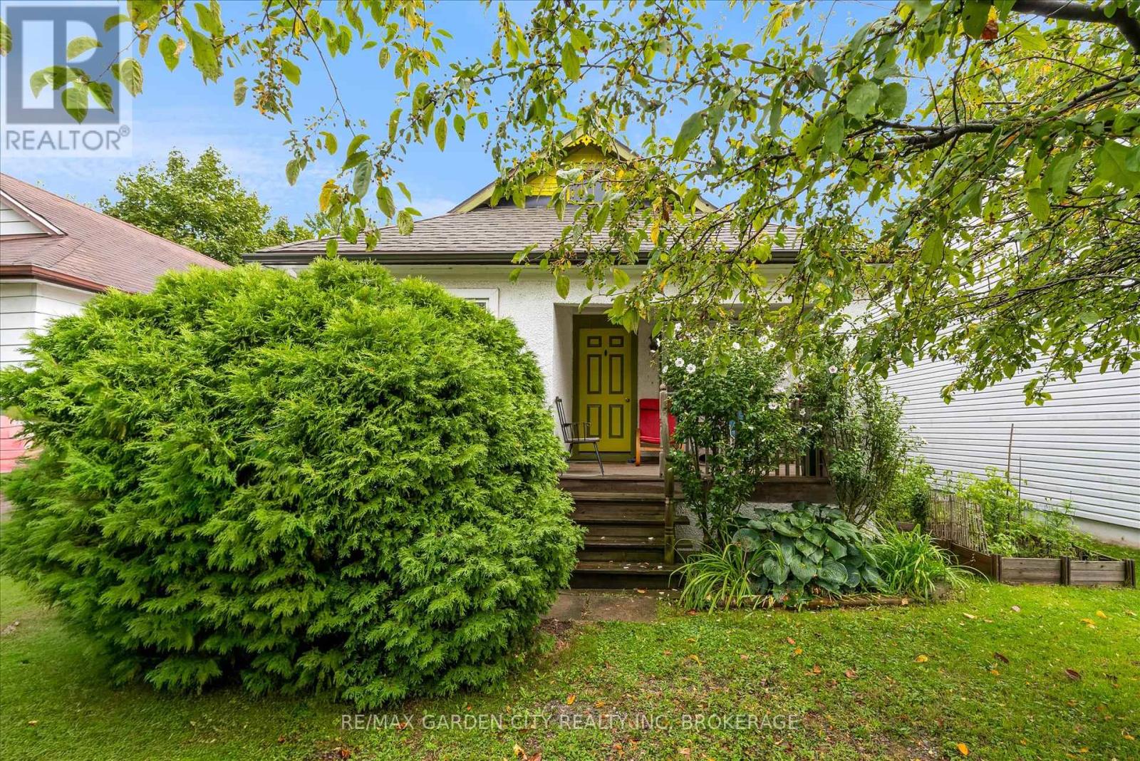 16 Ida St, St. Catharines E. Chester, ON L2R 3X4