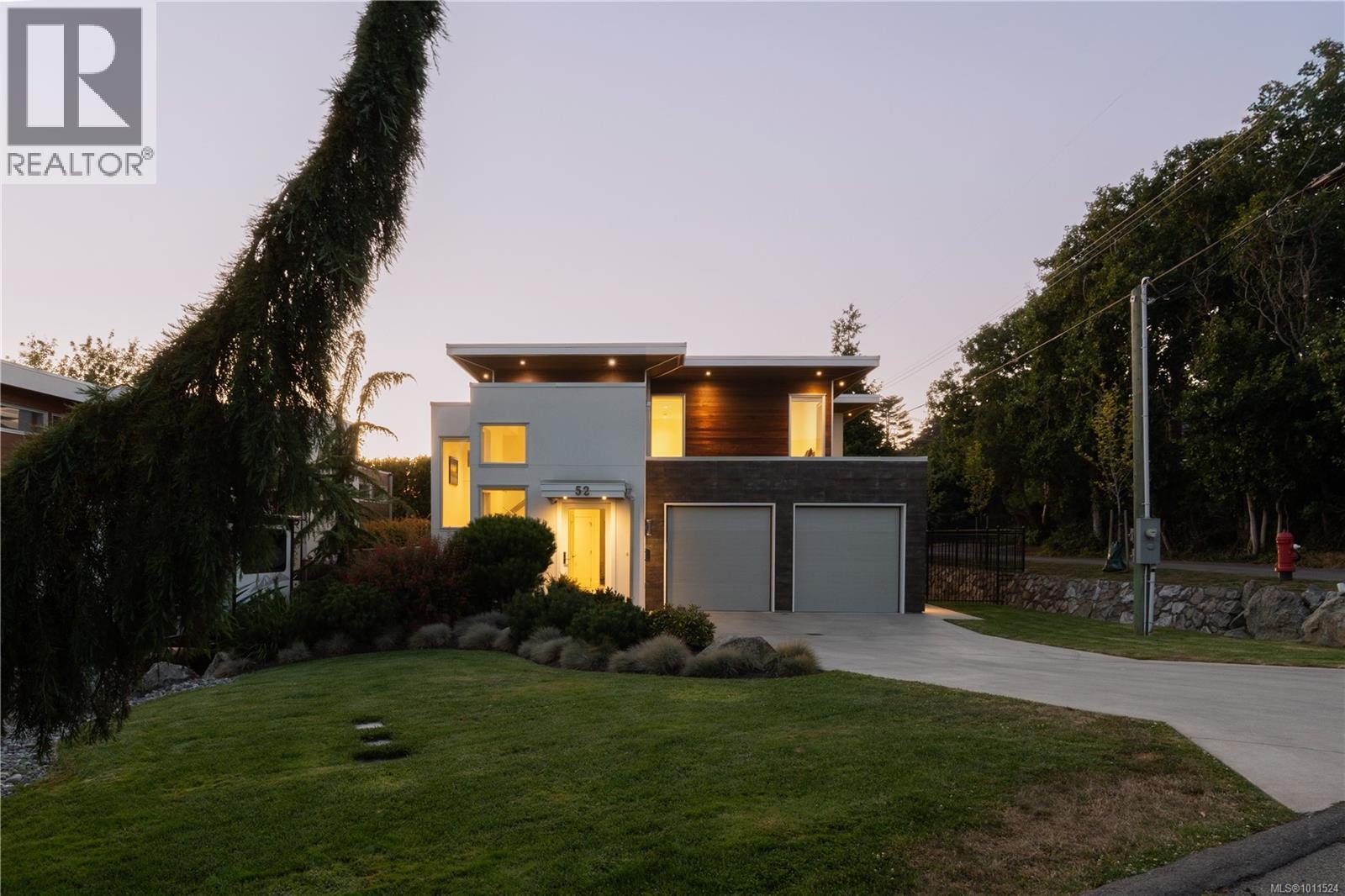 52 Maquinna St, Oak Bay, BC V8S 2J4