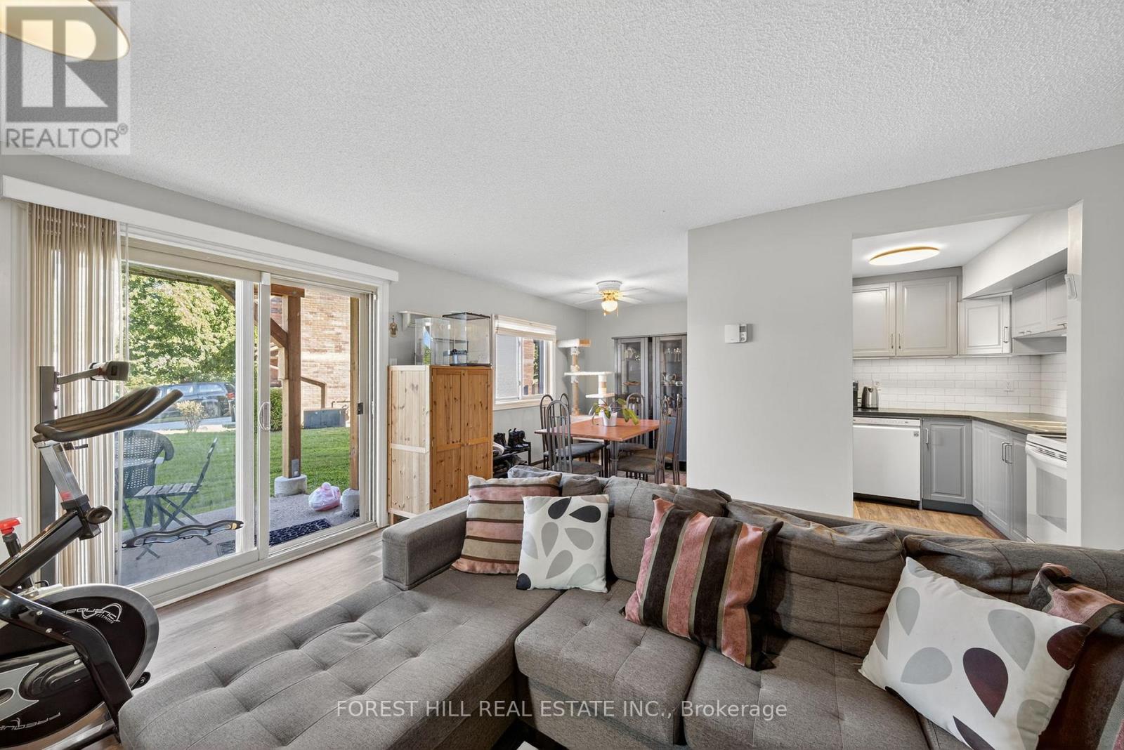 4 22 Meadow Ln, Barrie, ON L4N 6W2