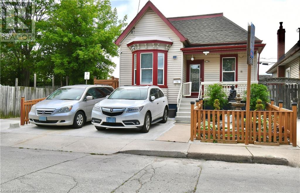 13 Leeming St, Hamilton, ON L8L 5T4