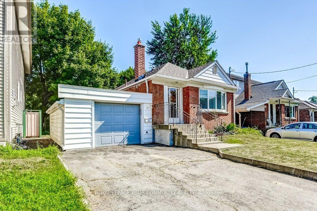 17 Dyson Blvd, Toronto, ON M1R 1A9