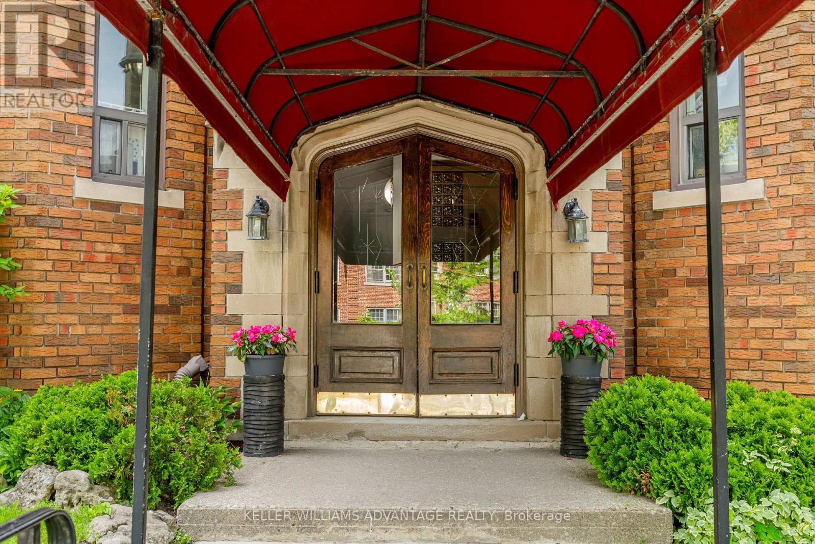 18 1646 Bathurst St, Toronto, ON M5P 3J7