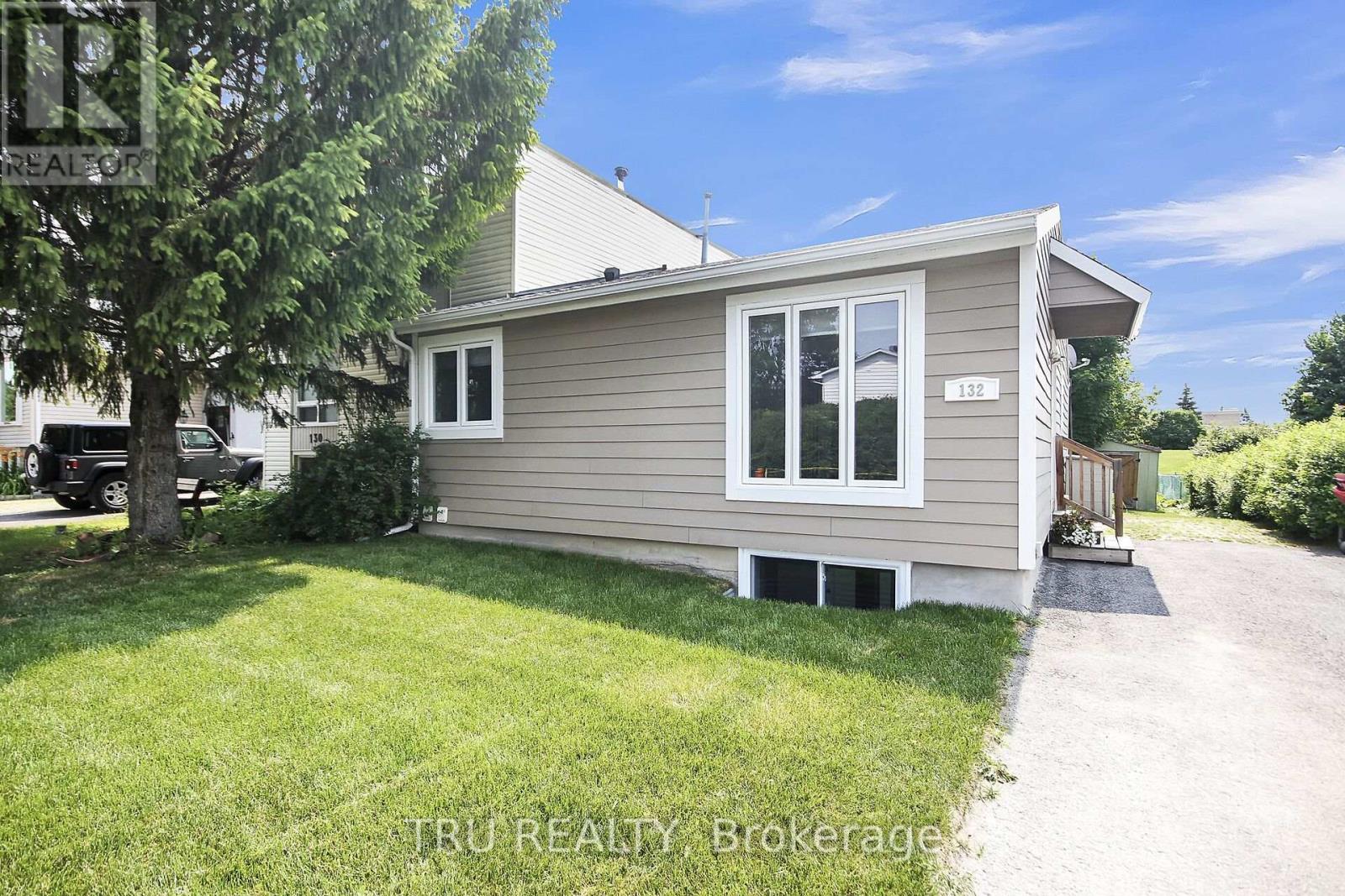 132 Rothesay Dr, Ottawa, ON K2L 1P1