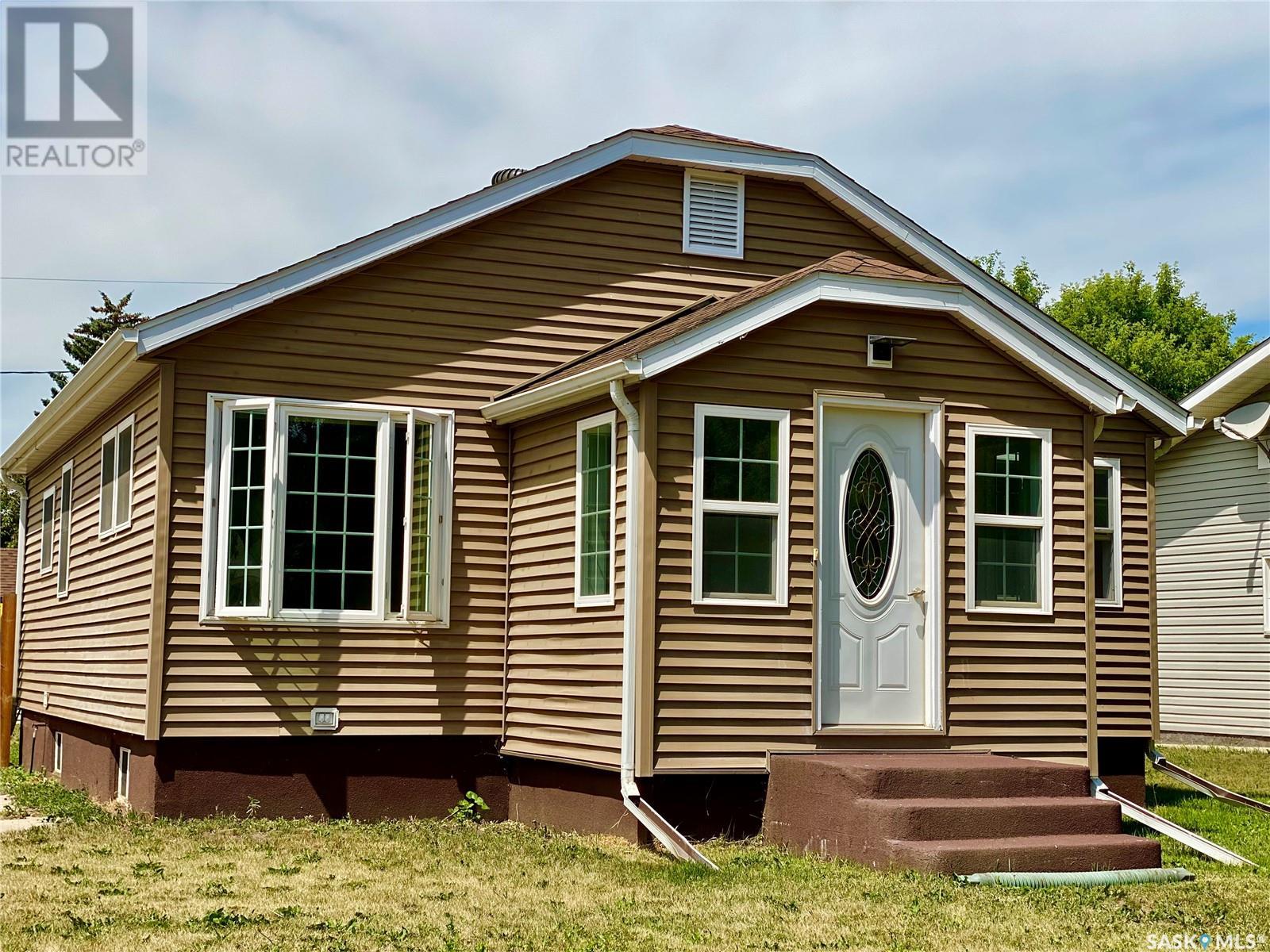 120 3 Street West, Carnduff, SK S0C 0S0