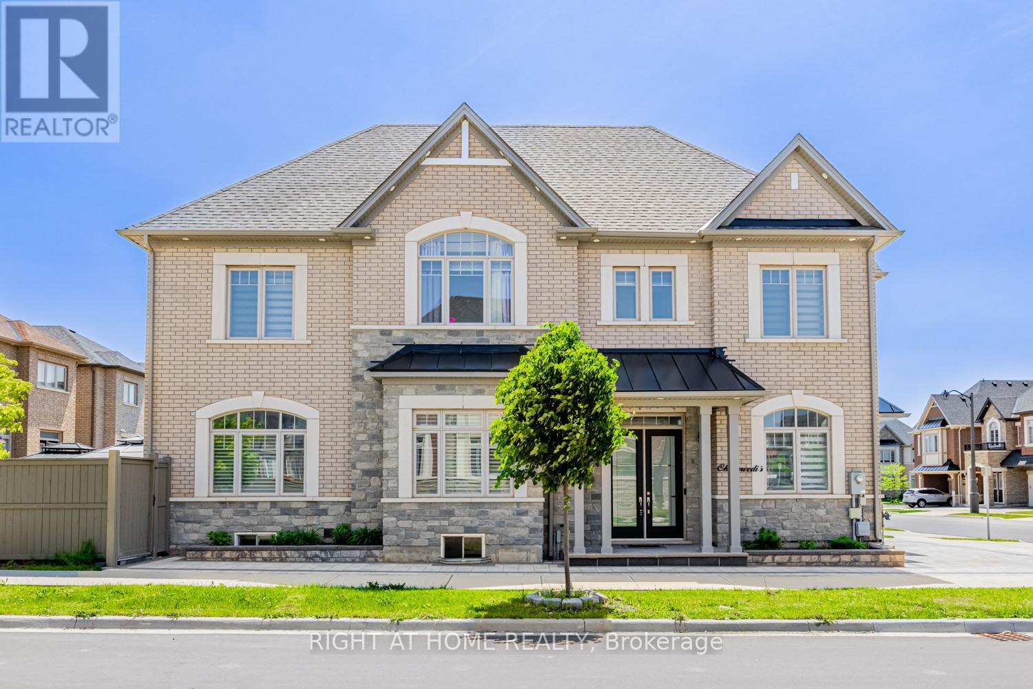 104 Sora Gate, Oakville, ON L6H 0Y4