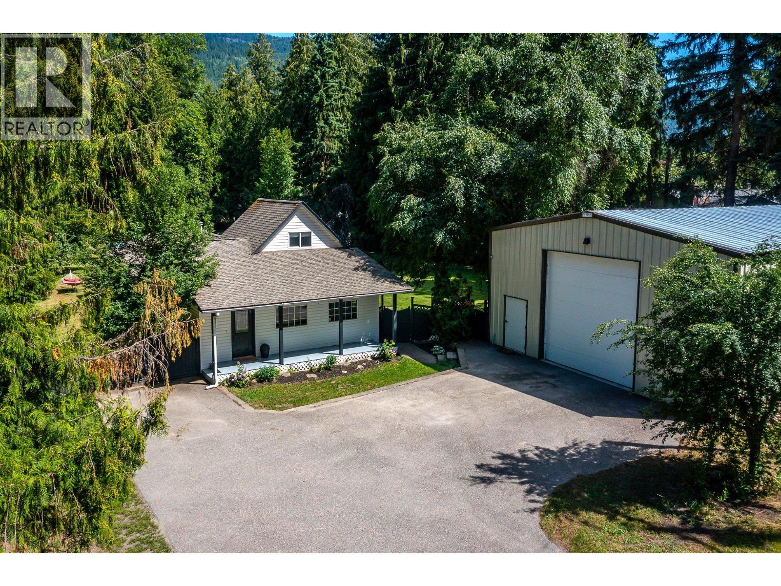 855 Salmon River Rd, Salmon Arm, BC V1E 3G3