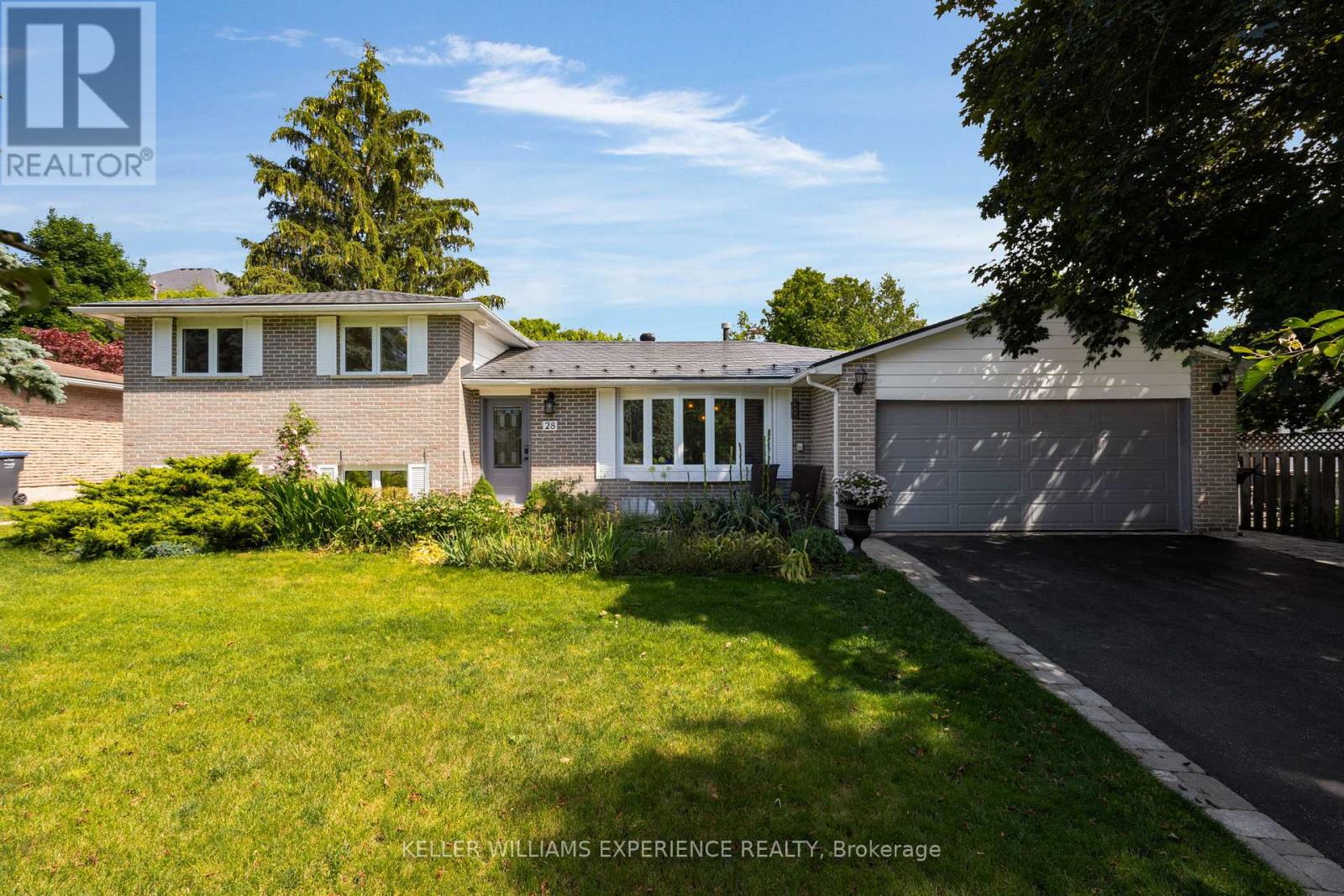 28 Larry St, Caledon, ON L7C 1K8