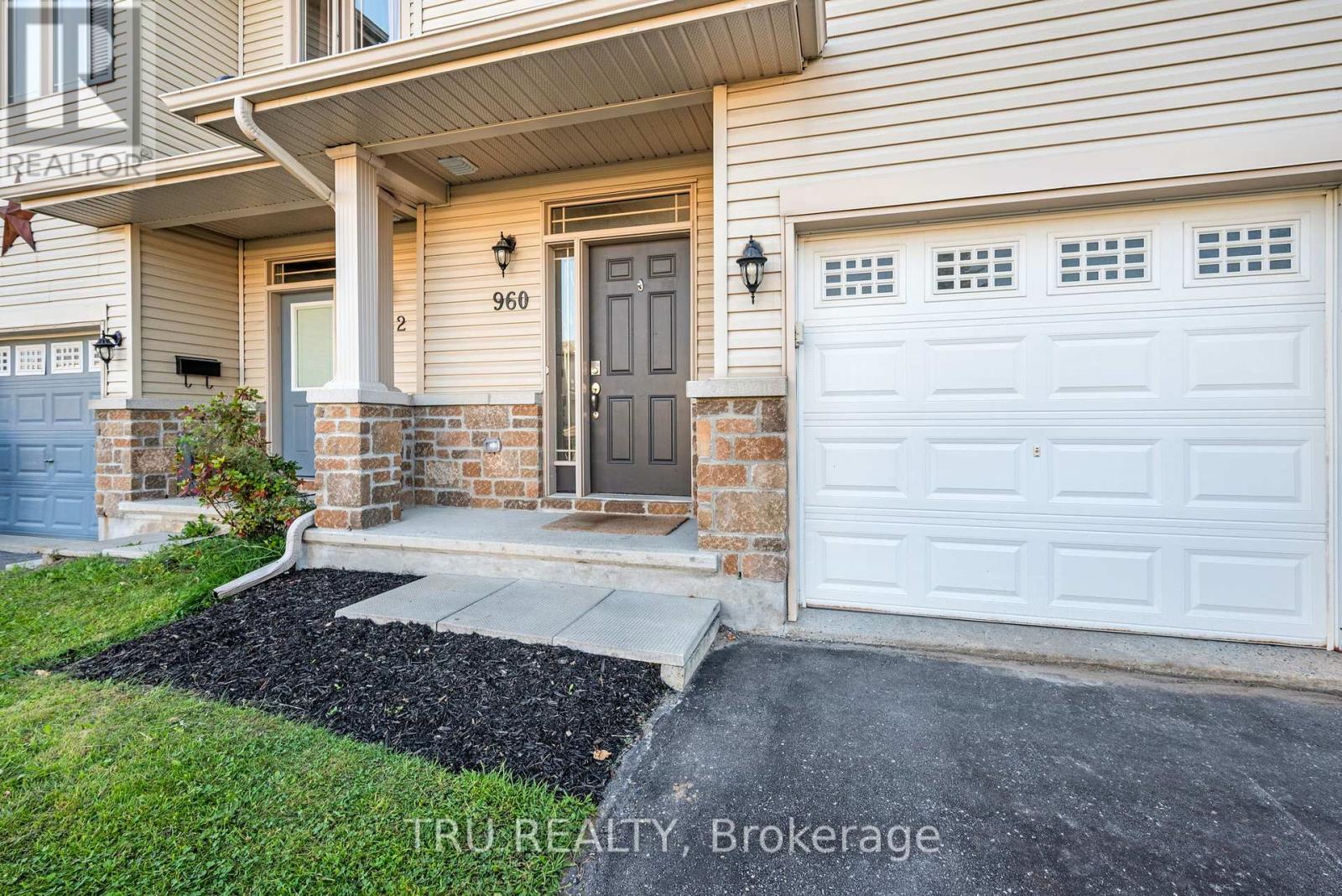 960 Linaria Walk, Ottawa, ON K4A 0H9