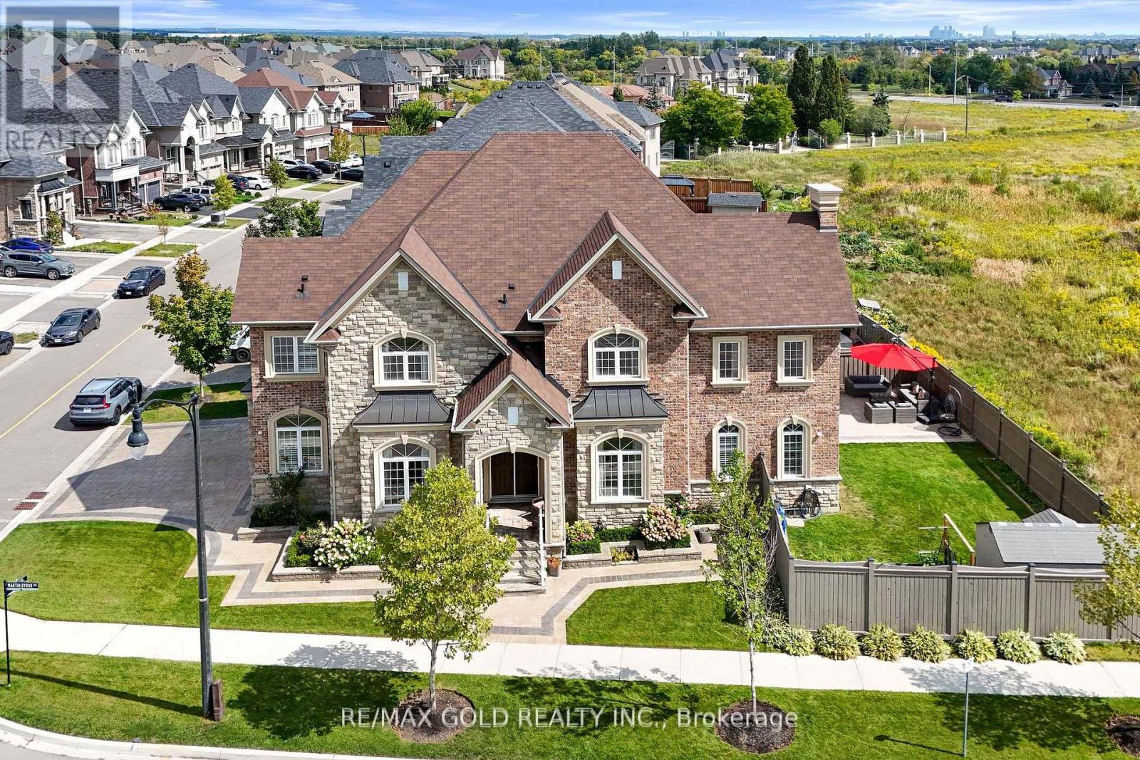 19 Martin Byrne Dr, Brampton, ON L6P 4G2