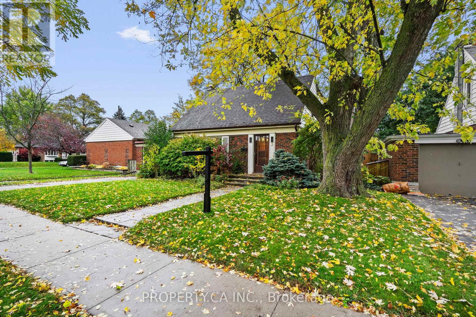 3 Ambleside Ave, Toronto, ON M8Z 2H5