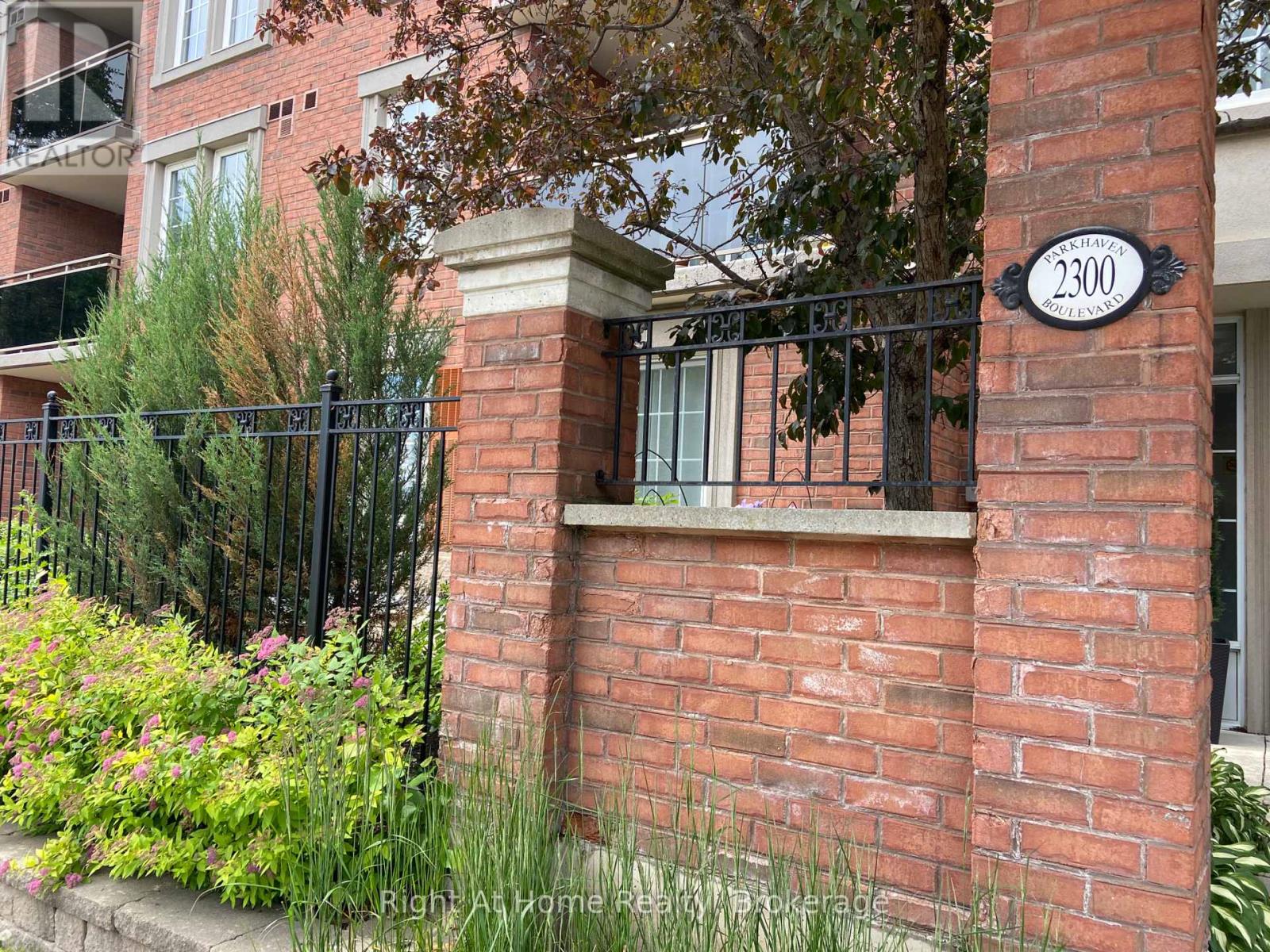 208 2300 Parkhaven Blvd, Oakville, ON L6H 6V9