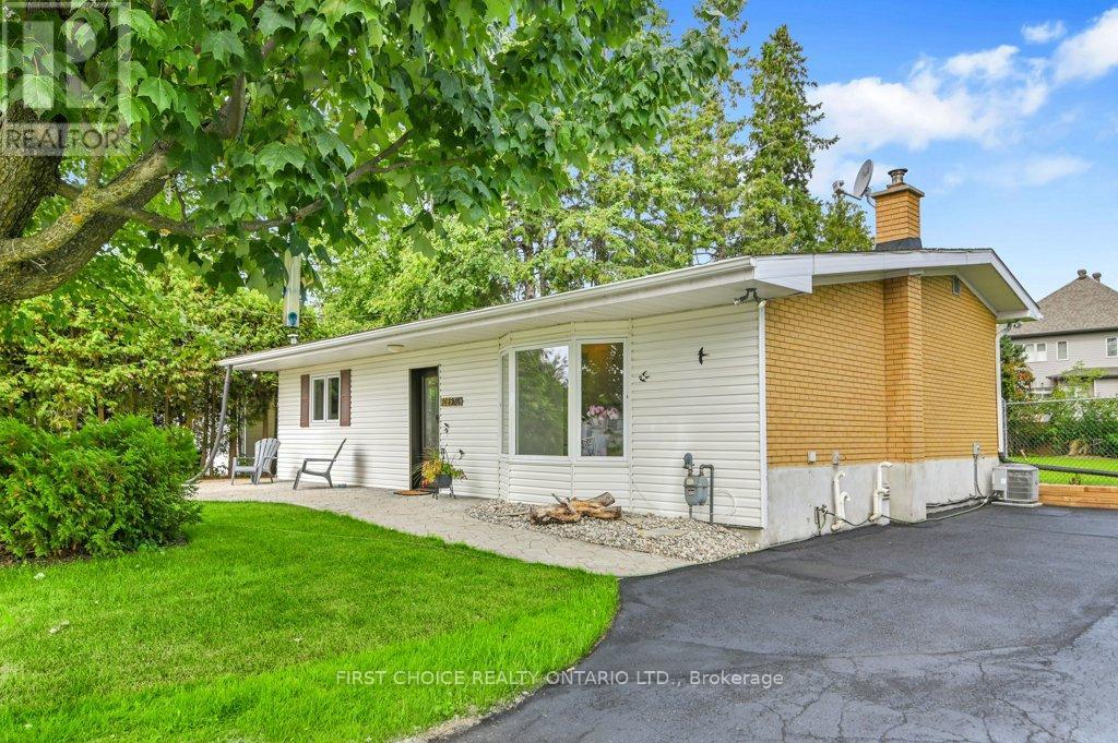 3085 Analdea Dr, Ottawa, ON K1T 3X1