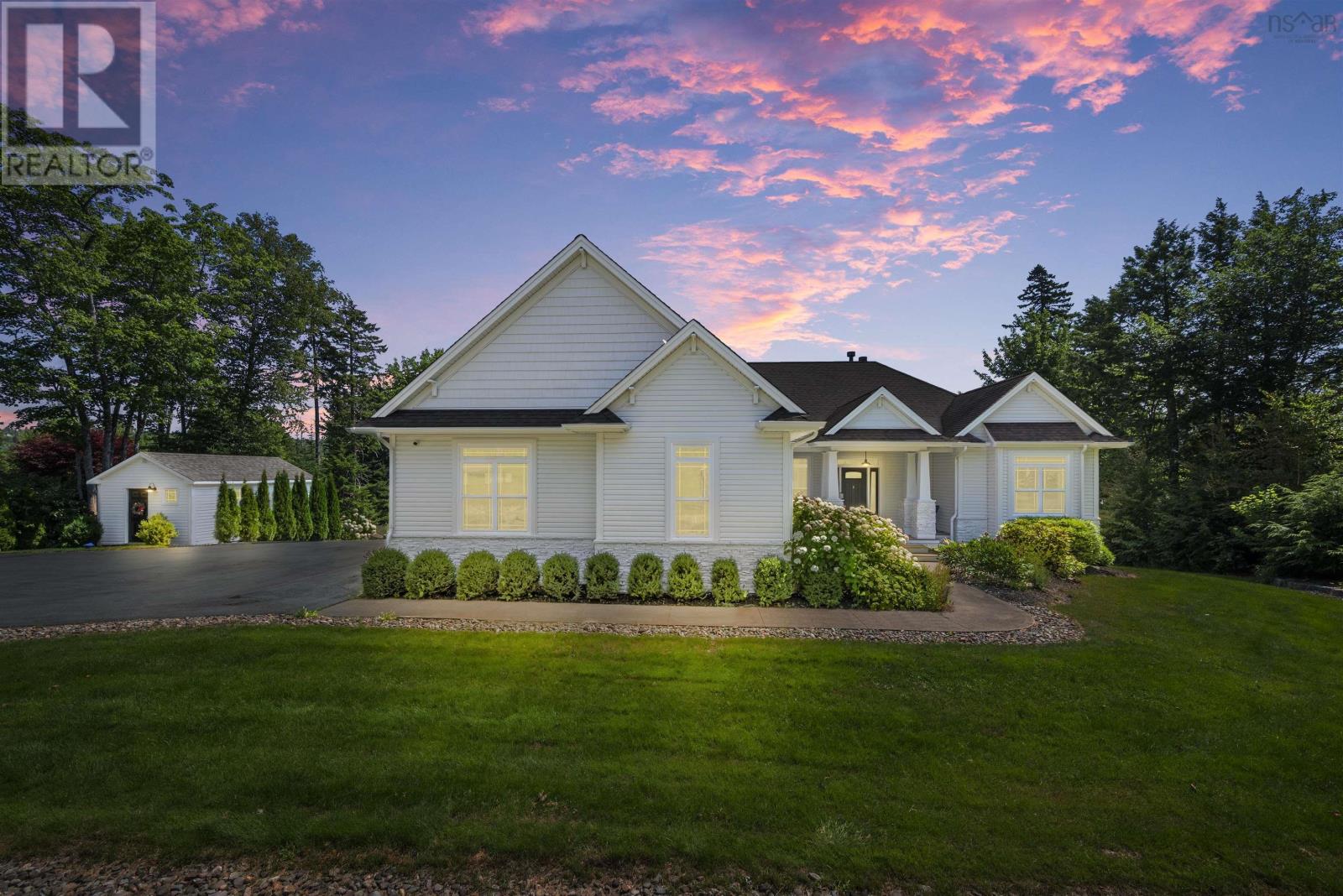 261 Aberdeen Dr, Fall River, NS B2T 0H1