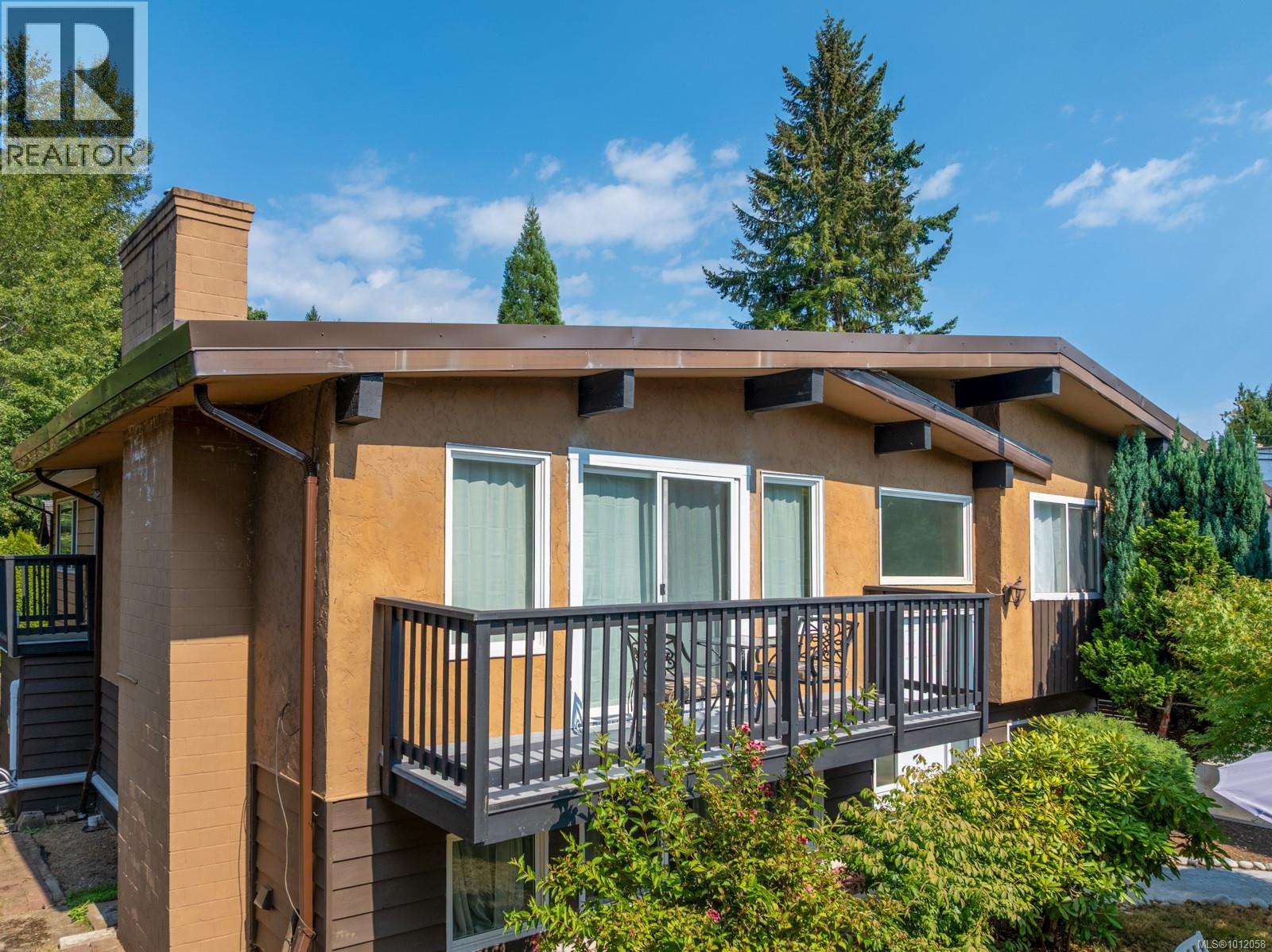220 Urquhart Ave, Courtenay, BC V9N 3K1