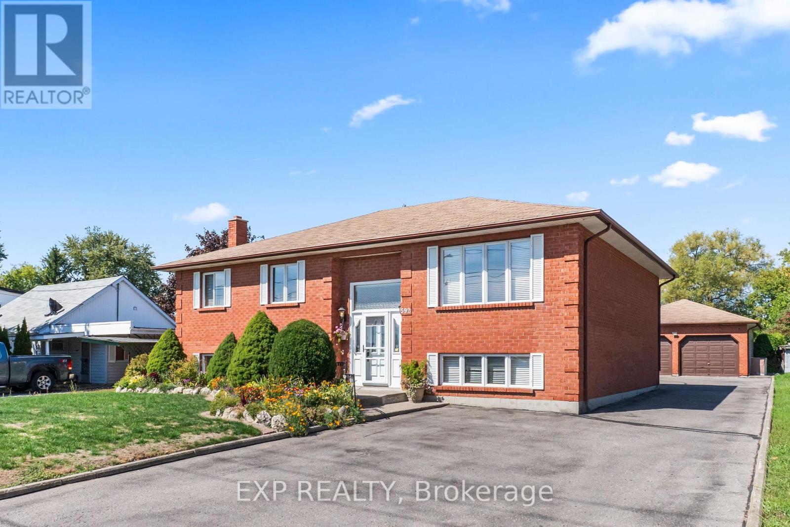 592 Taunton Rd W, Oshawa, ON L1L 0N9