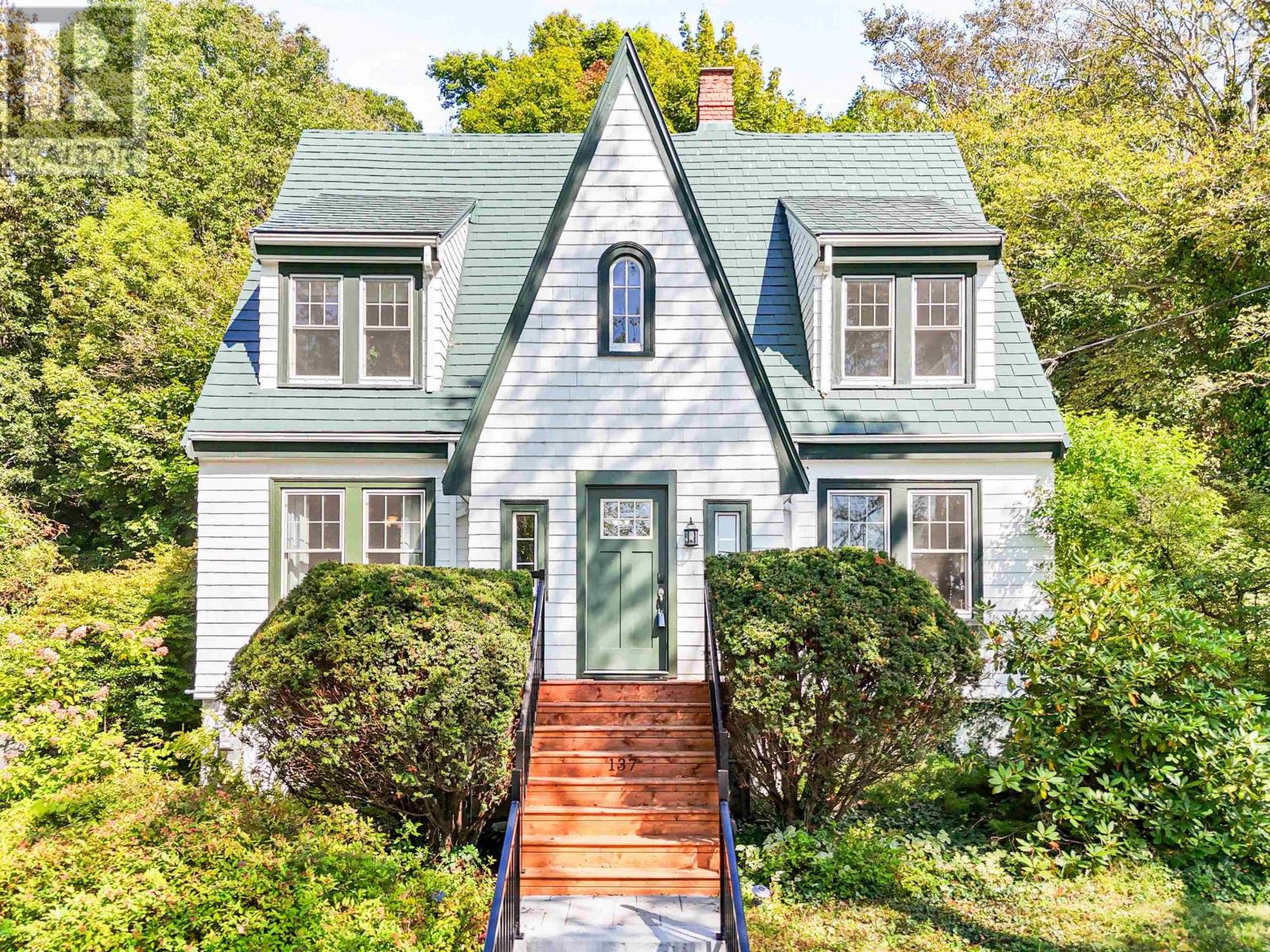 137 Pleasant St, Dartmouth, NS B2Y 3P8