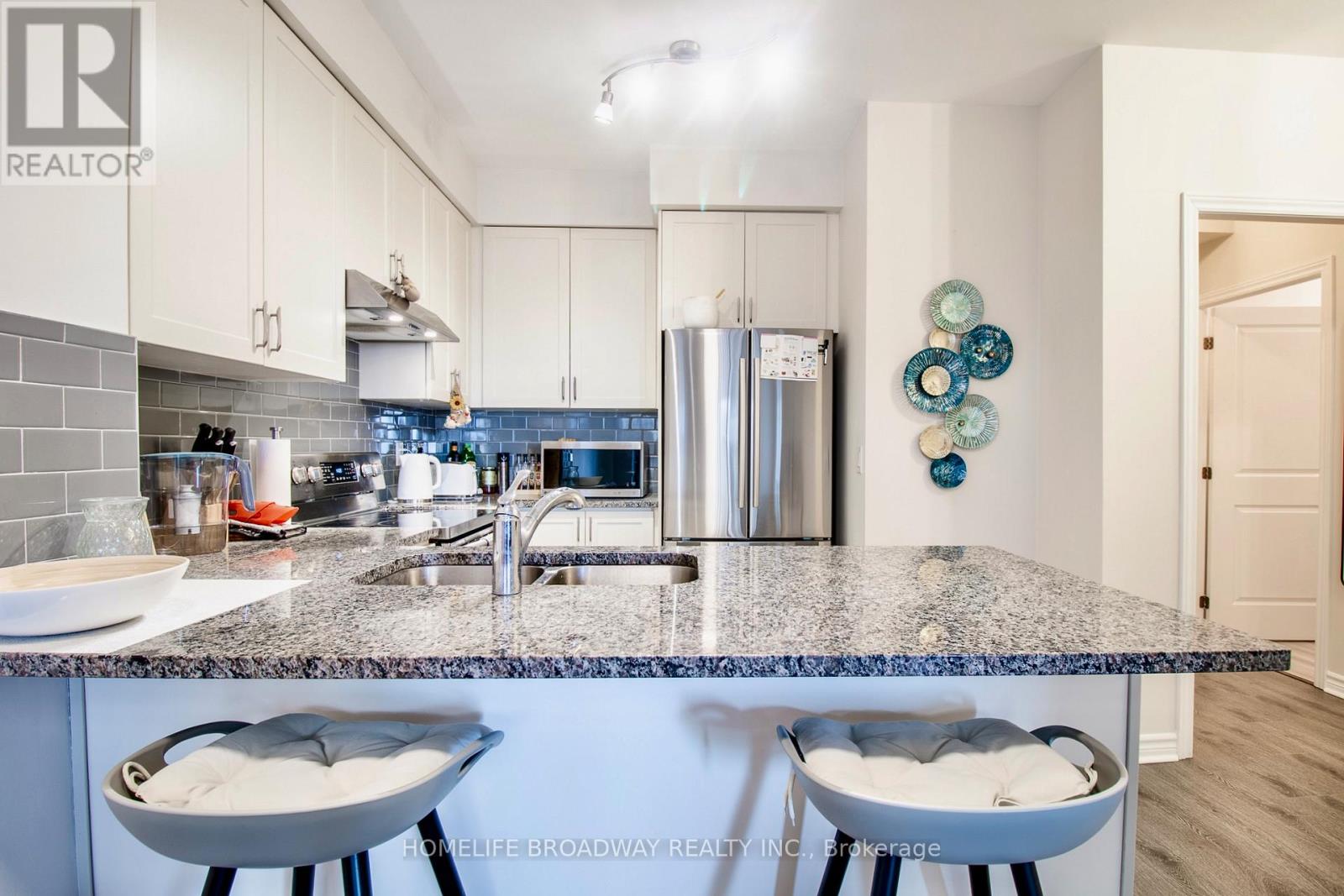 815 9255 Jane St, Vaughan, ON L6A 0K1