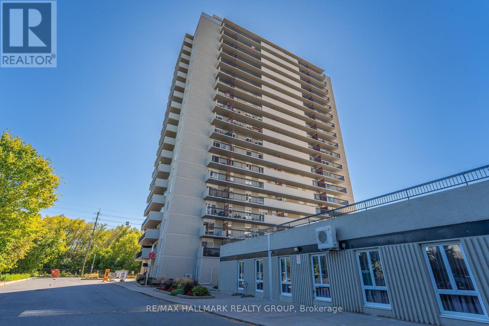 808 158c Mcarthur Ave, Ottawa, ON K1L 8E7