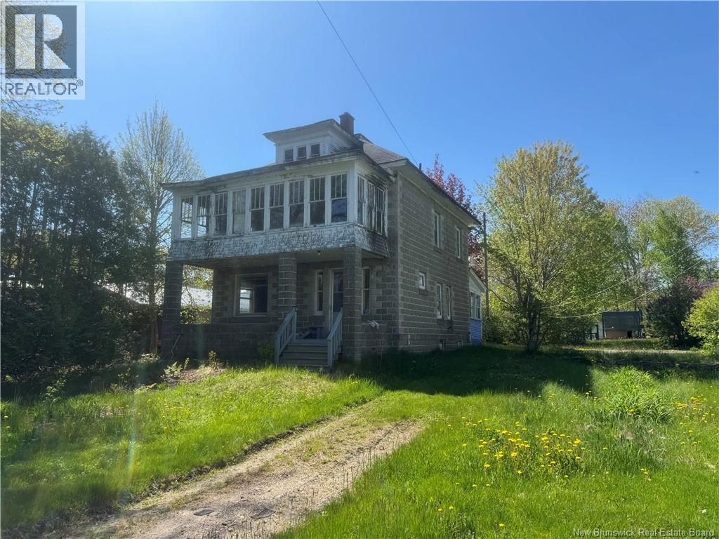 15 Elm St, McAdam, NB E6J 1X5