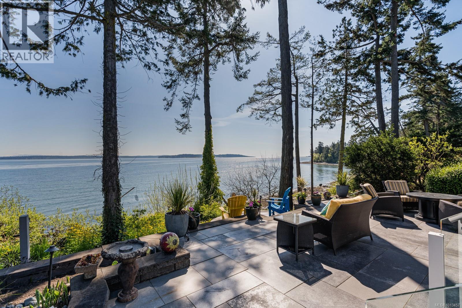 9055 Lochside Dr, North Saanich, BC V8L 1N1