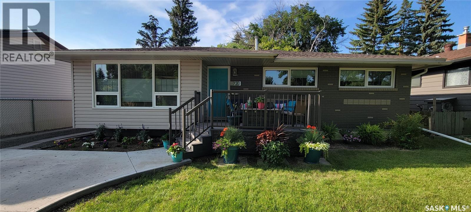 720 Shannon Rd, Regina, SK S4S 5J9