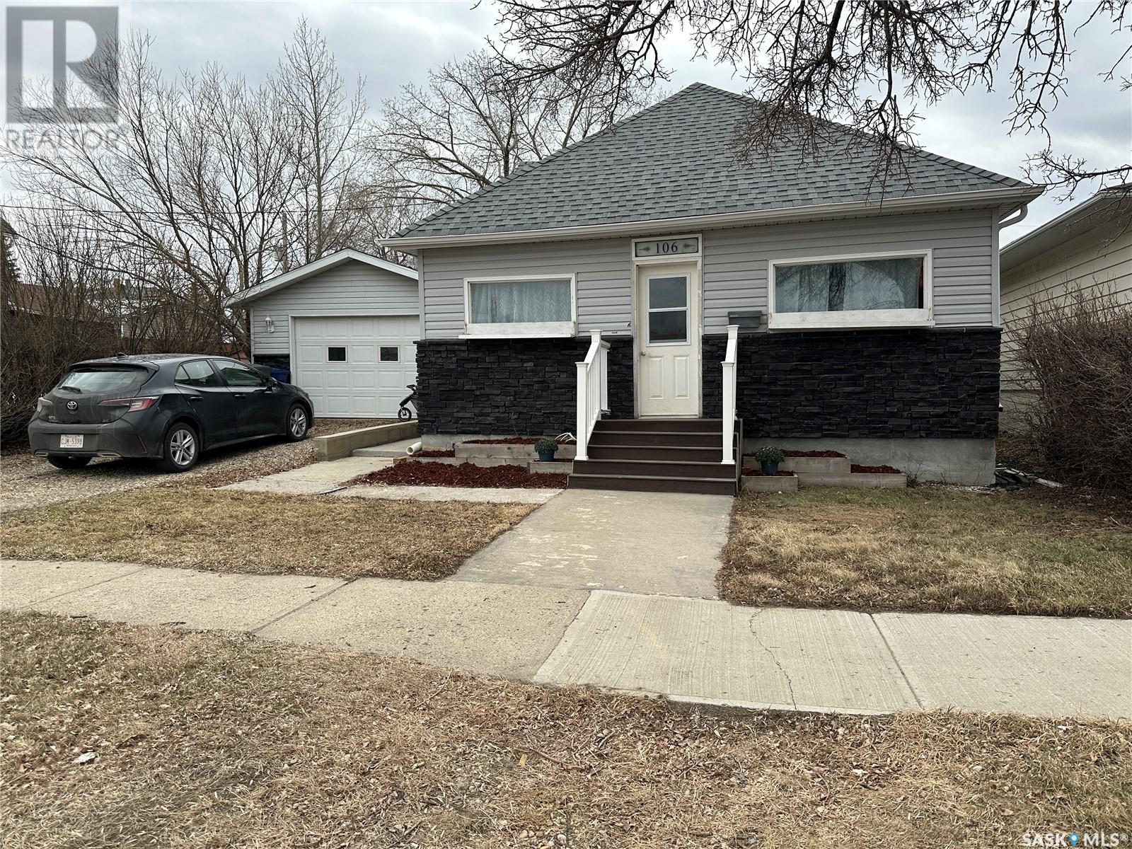 106 1 Avenue Southeast, Weyburn, SK S4H 1W4