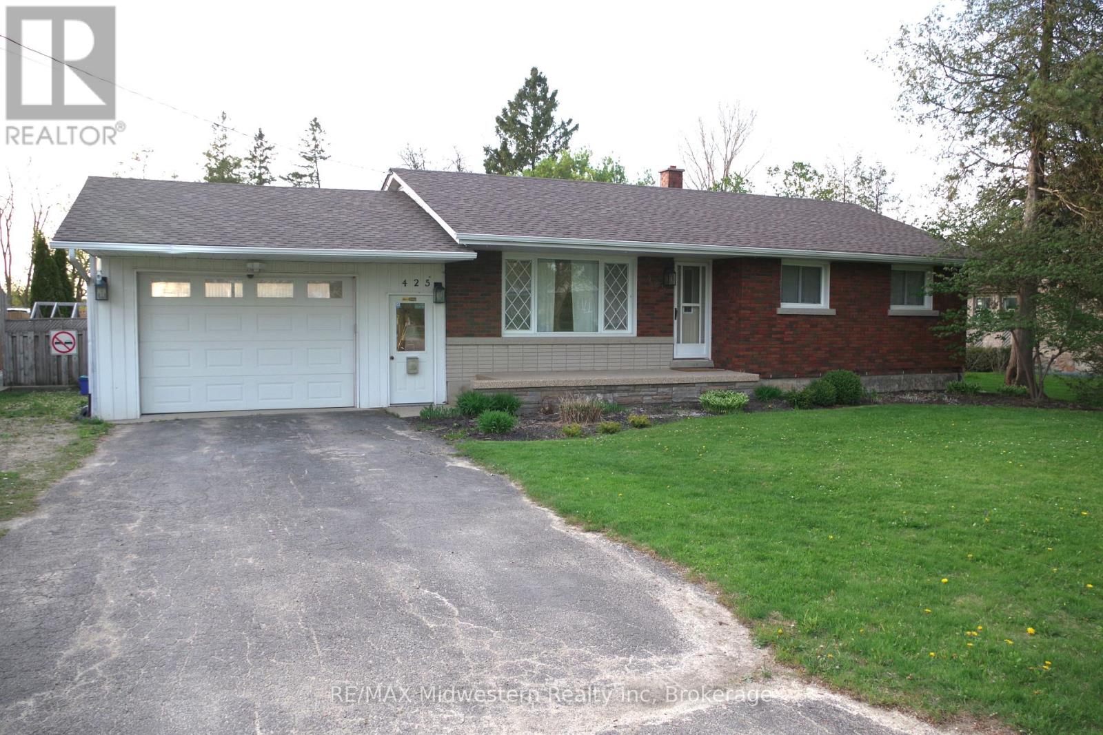 425 Wellington St E, Wellington North, ON N0G 2L2