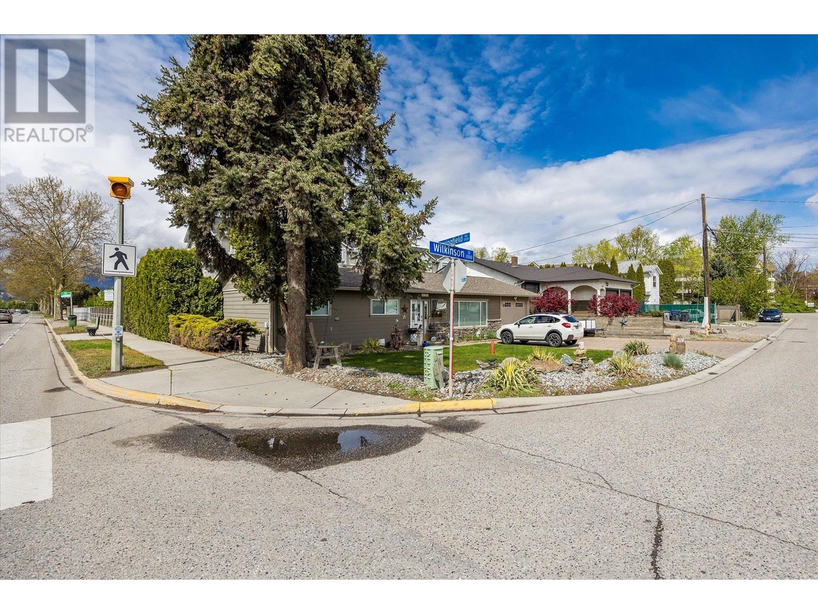 2030 Wilkinson St, Kelowna, BC V1Y 3Z8