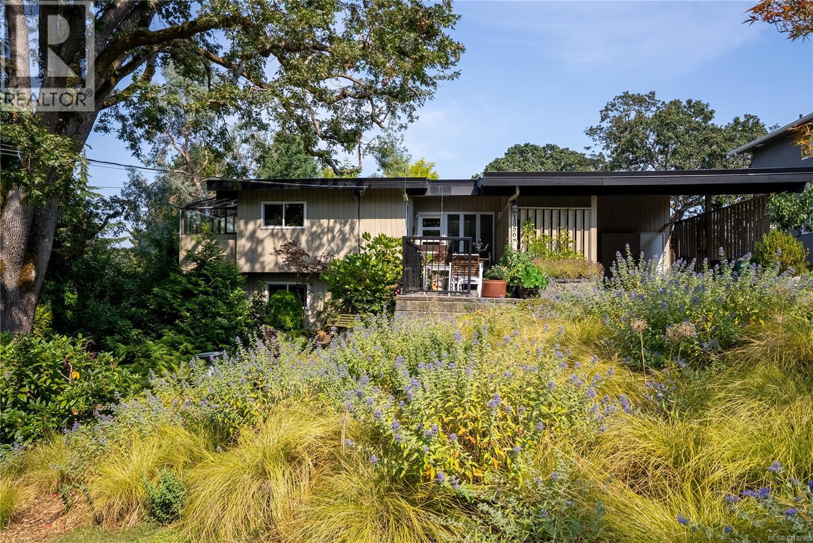 1556 Arrow Rd, Saanich, BC V8N 1C5