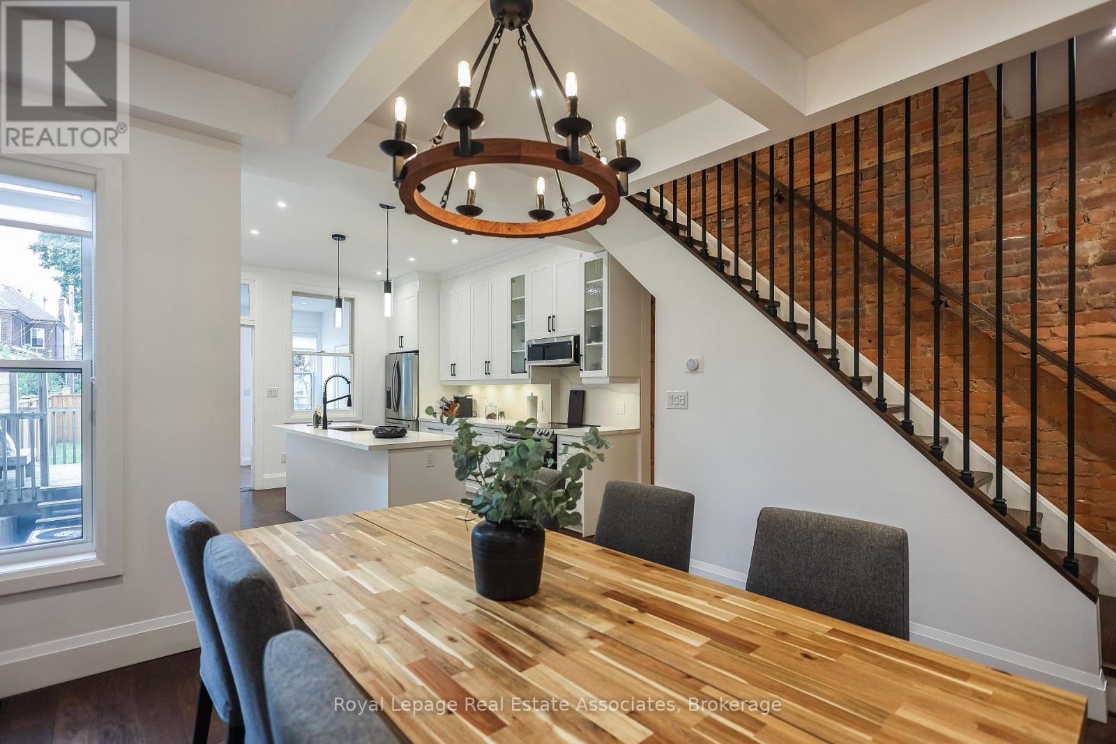 211 John St N, Hamilton, ON L8L 4P4