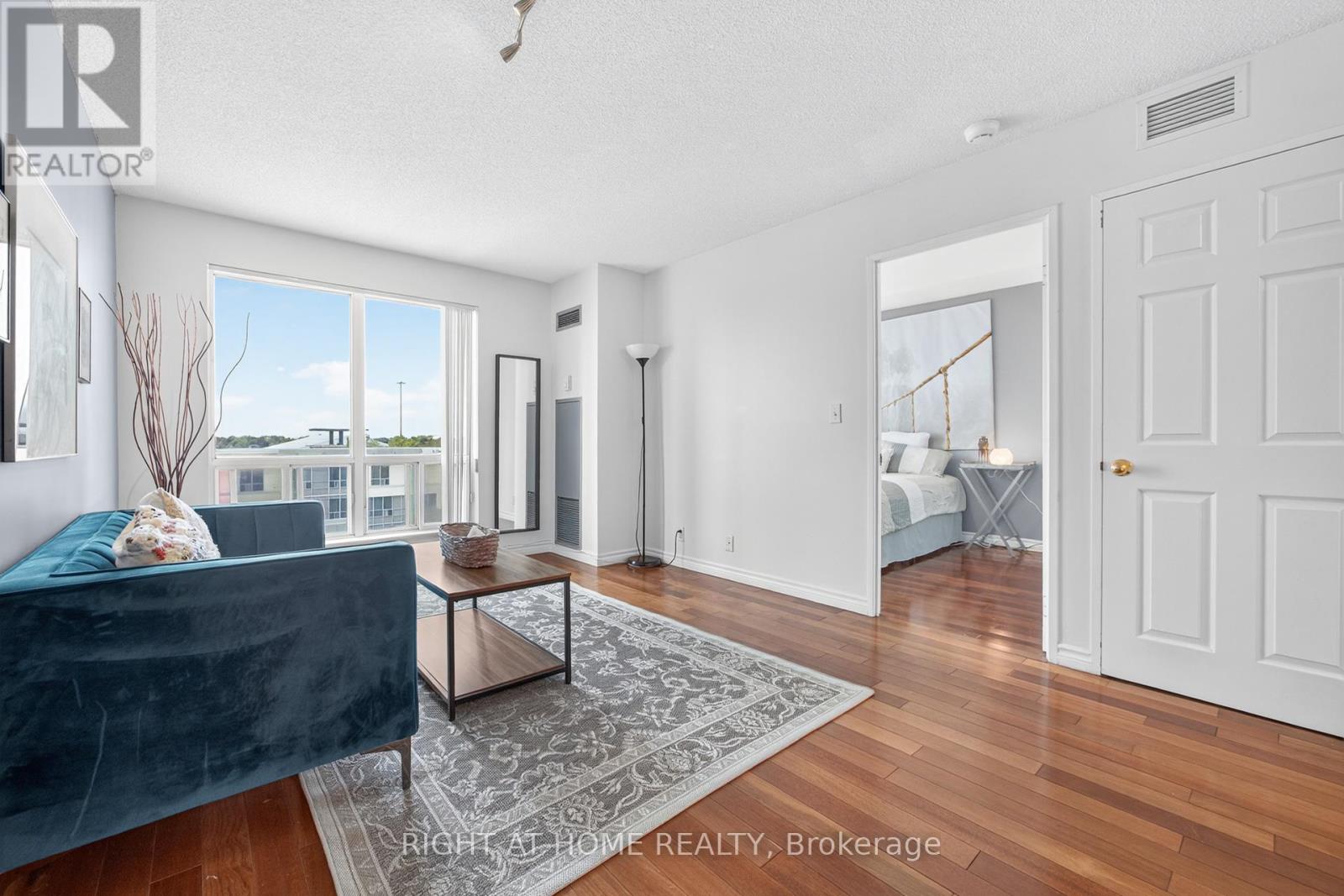 613 1 Lee Centre Dr, Toronto, ON M1H 3J2