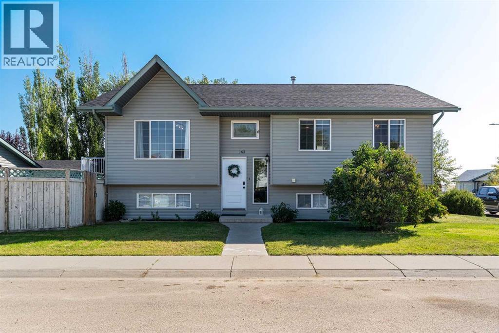 163 Strathaven Cres, Strathmore, AB T1P 1N4