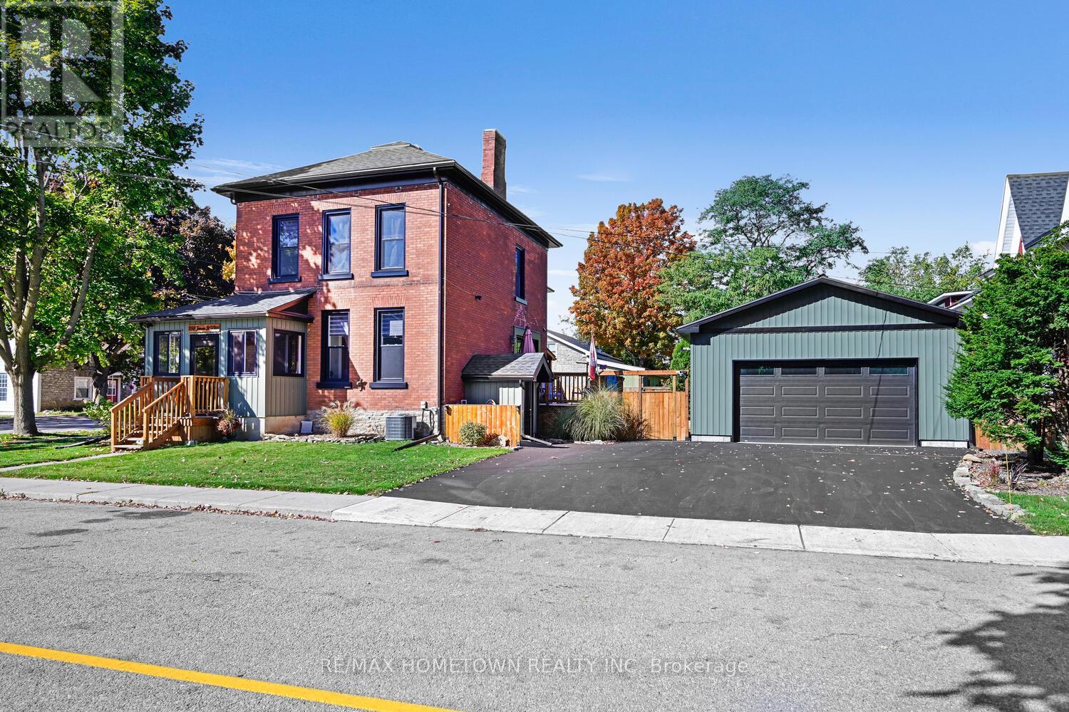198 James St W, Prescott, ON K0E 1T0