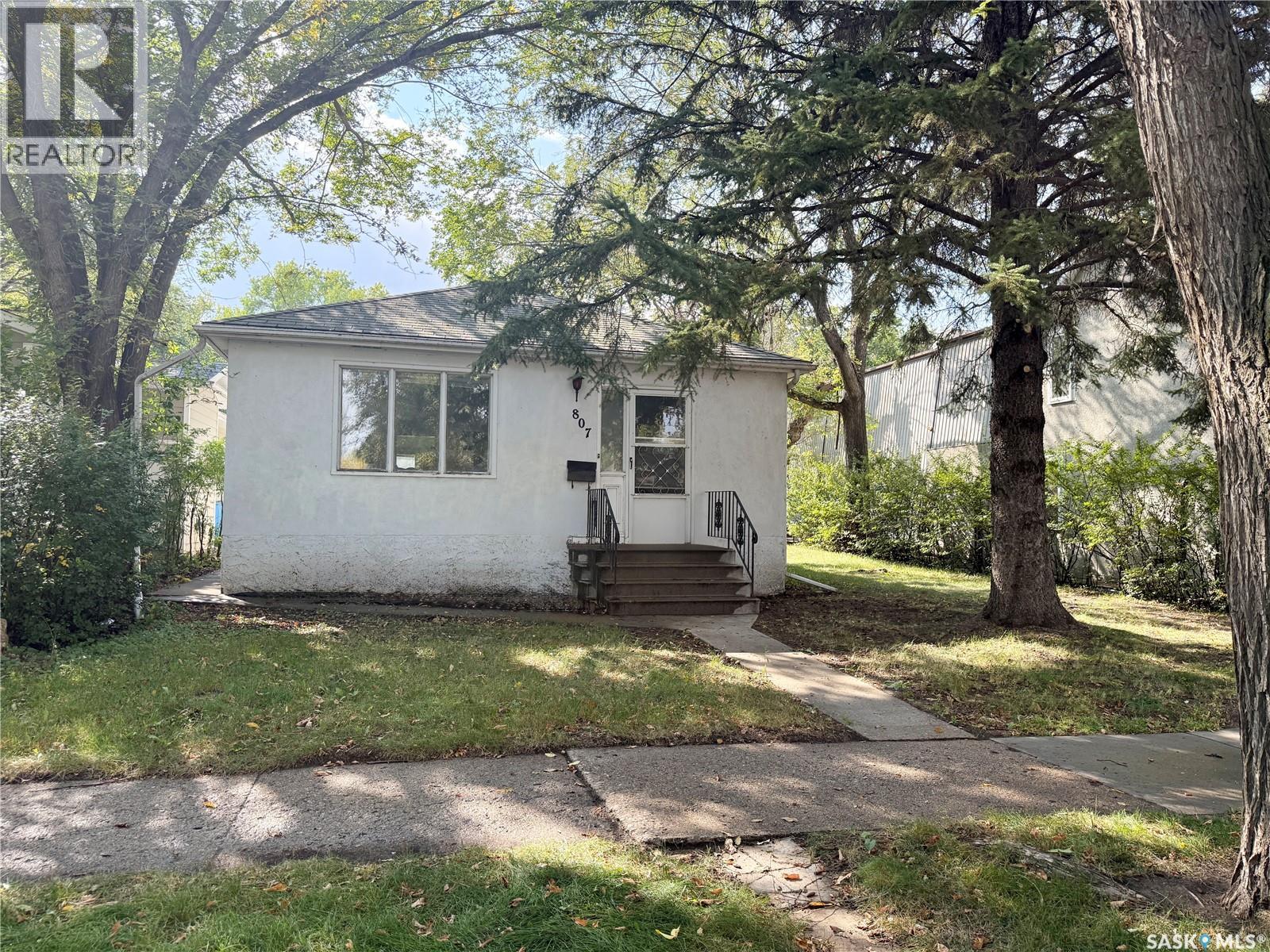 807 29th Street West, Saskatoon, SK S7L 0N2