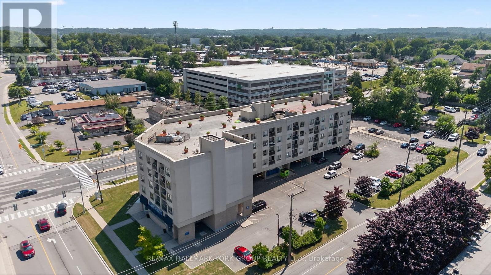 210 160 Wellington St E, Aurora, ON L4G 1J5