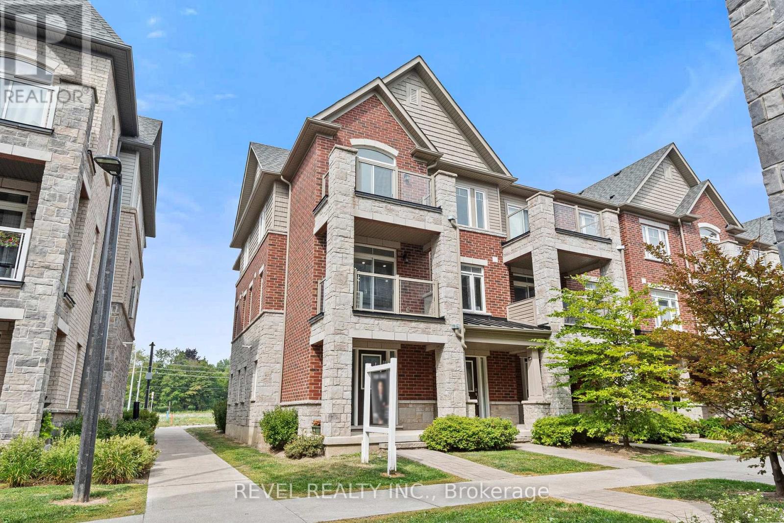 2621 Garrison Xing, Pickering, ON L1X 0E4