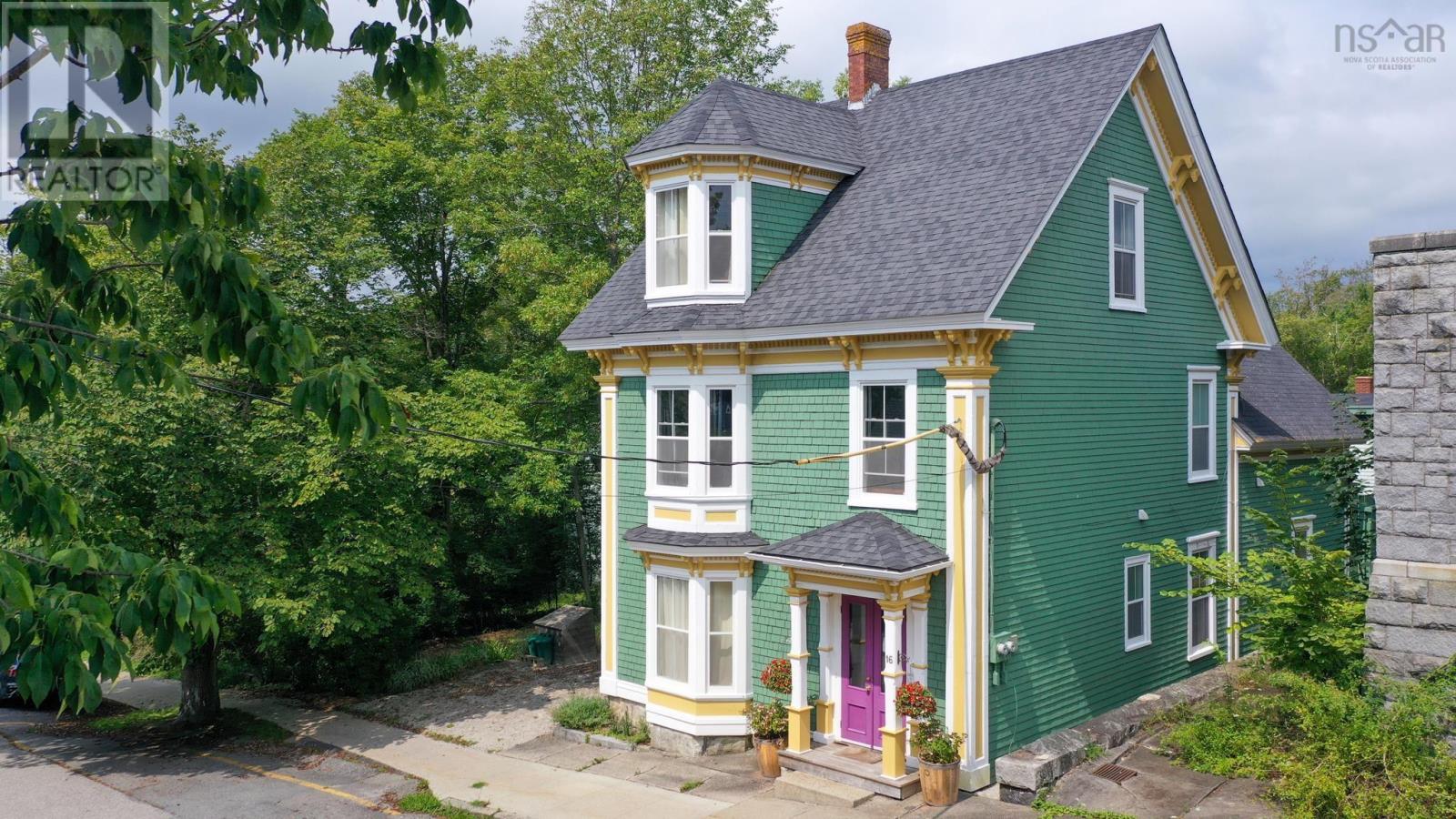 16 John St, Shelburne, NS B0T 1W0