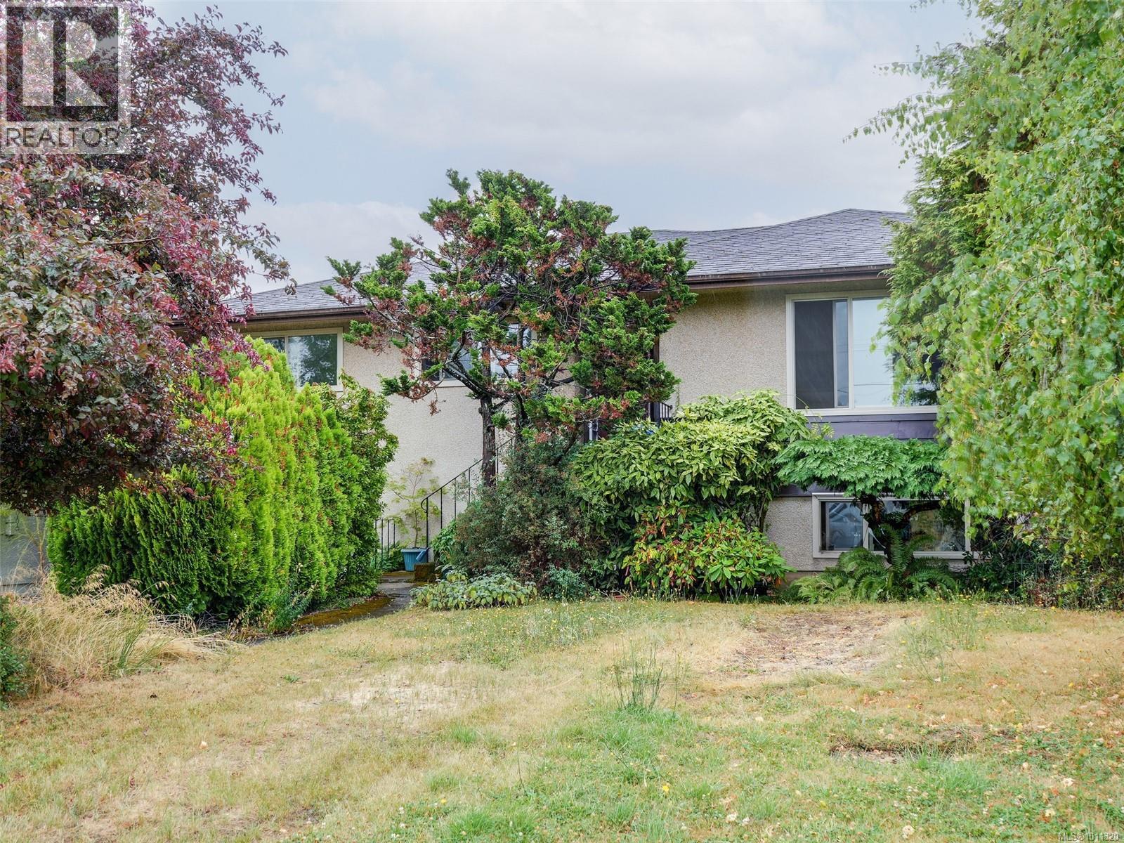1611 Elm St, Saanich, BC V8P 2G6