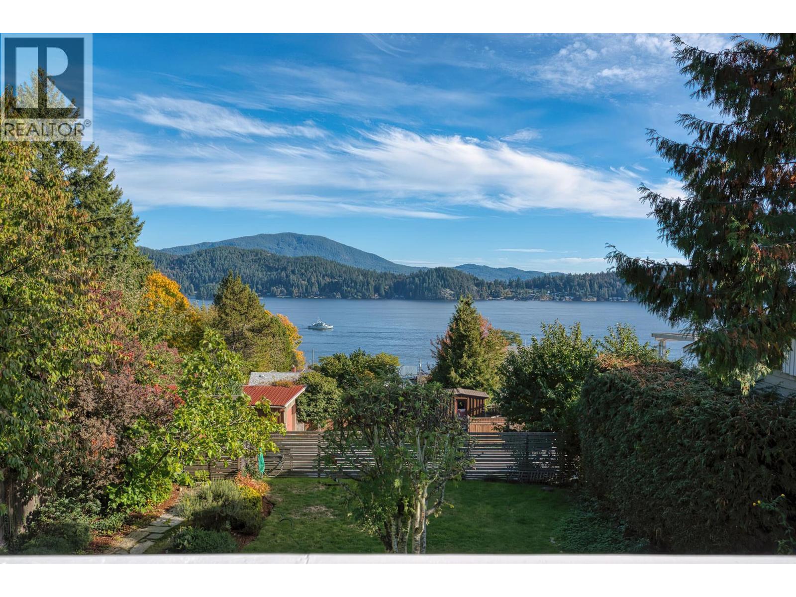648 Gibsons Way, Gibsons, BC V0N 1V9