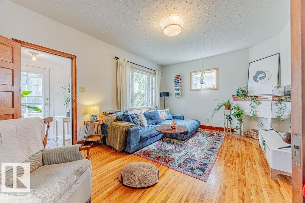 83 Av Nw Unit 9833, Edmonton, AB T6E 2B8