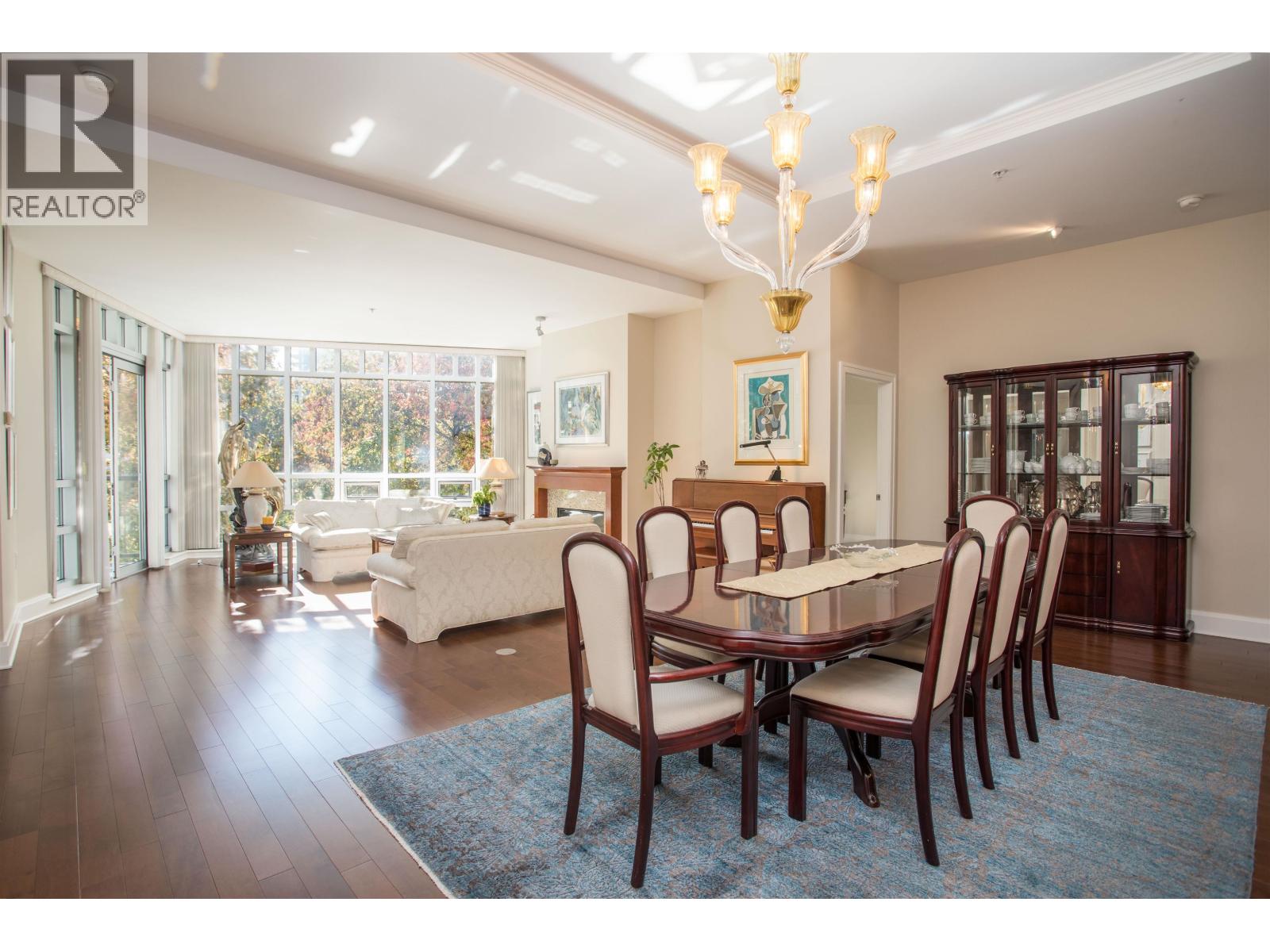 605 Clyde Avenue Unit 301, West Vancouver, BC V7T 1C7