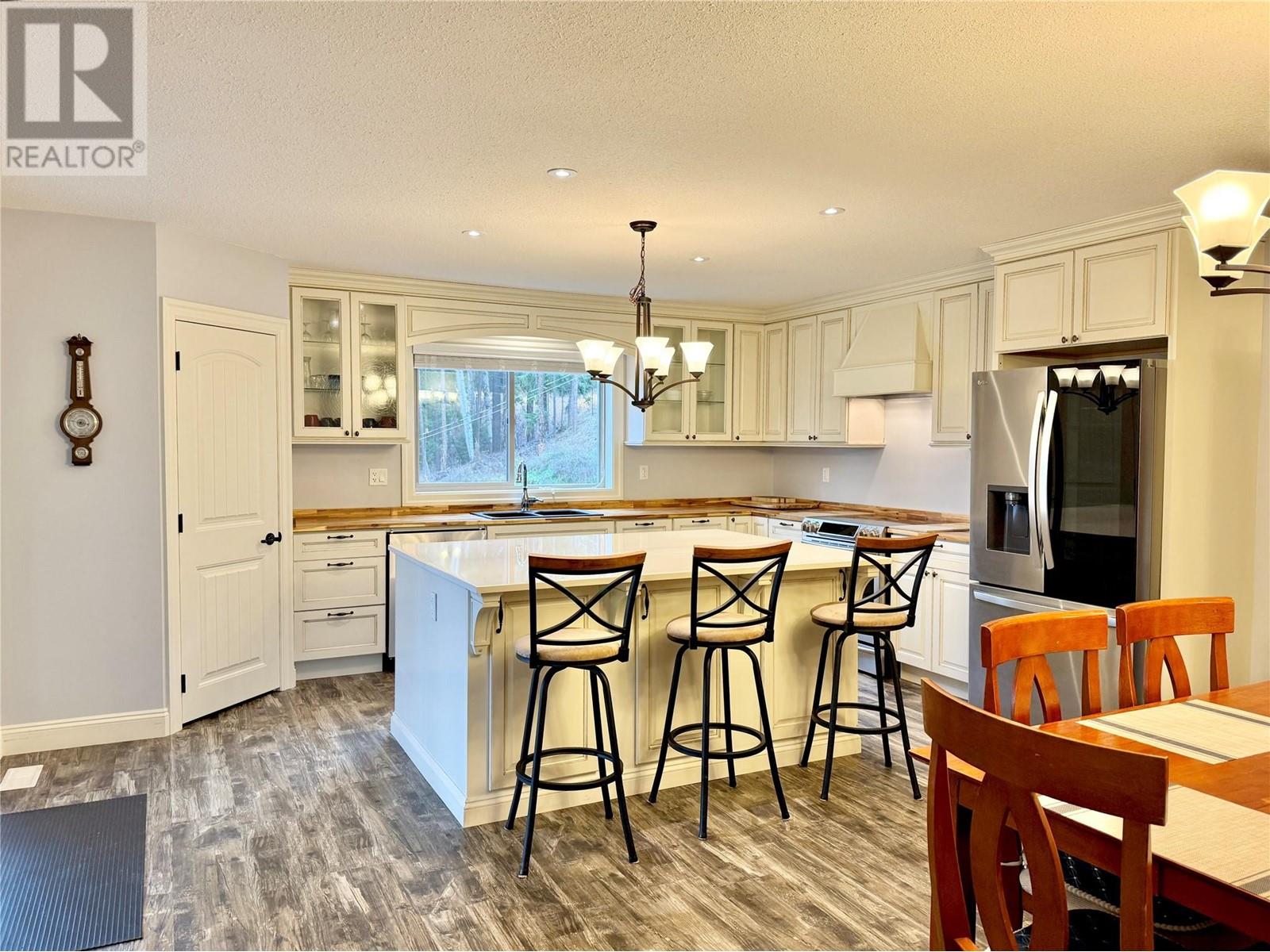 565 Clearwater Valley Rd, Clearwater, BC V0E 1N1