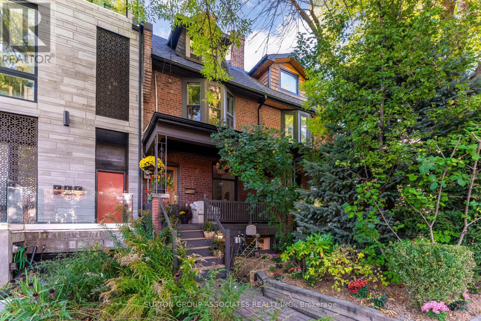 224 Lippincott St, Toronto, ON M5S 2P5