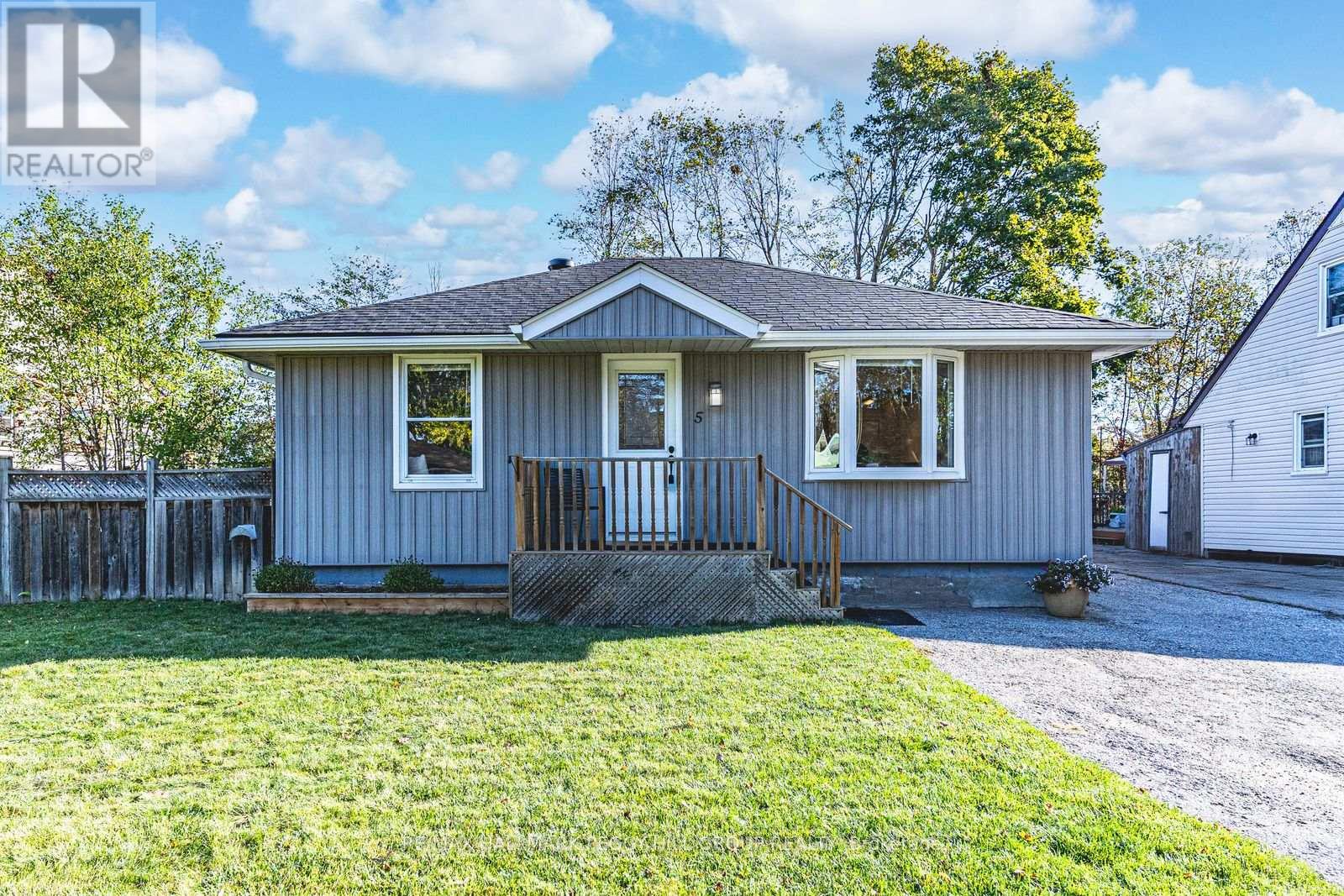 5 Newton St, Barrie, ON L4M 3N2