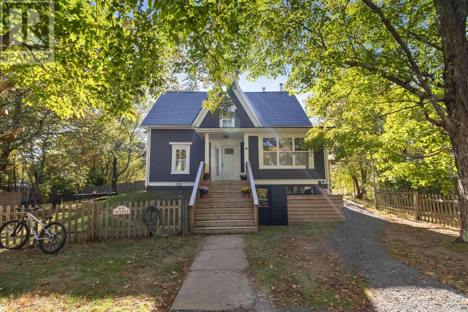 64 Maple St, Mahone Bay, NS B0J 2E0