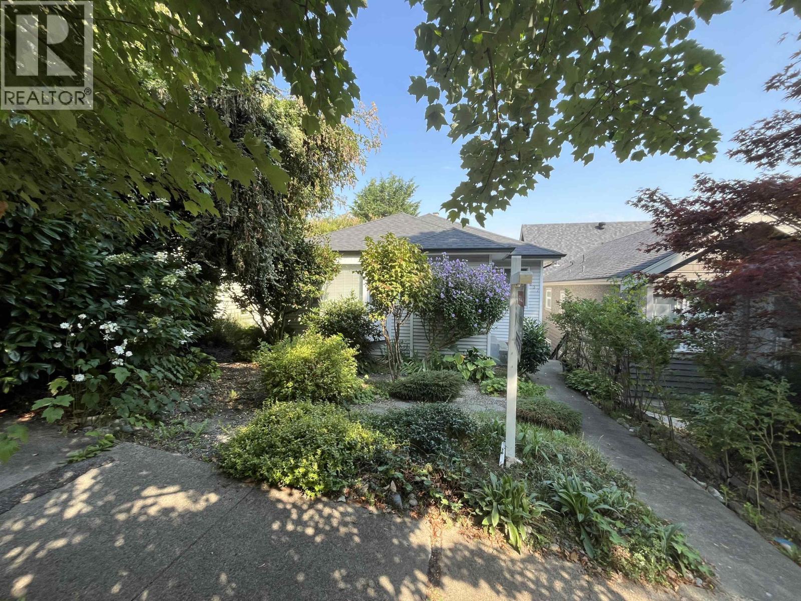 637 W 24th Ave, Vancouver, BC V5Z 2B7