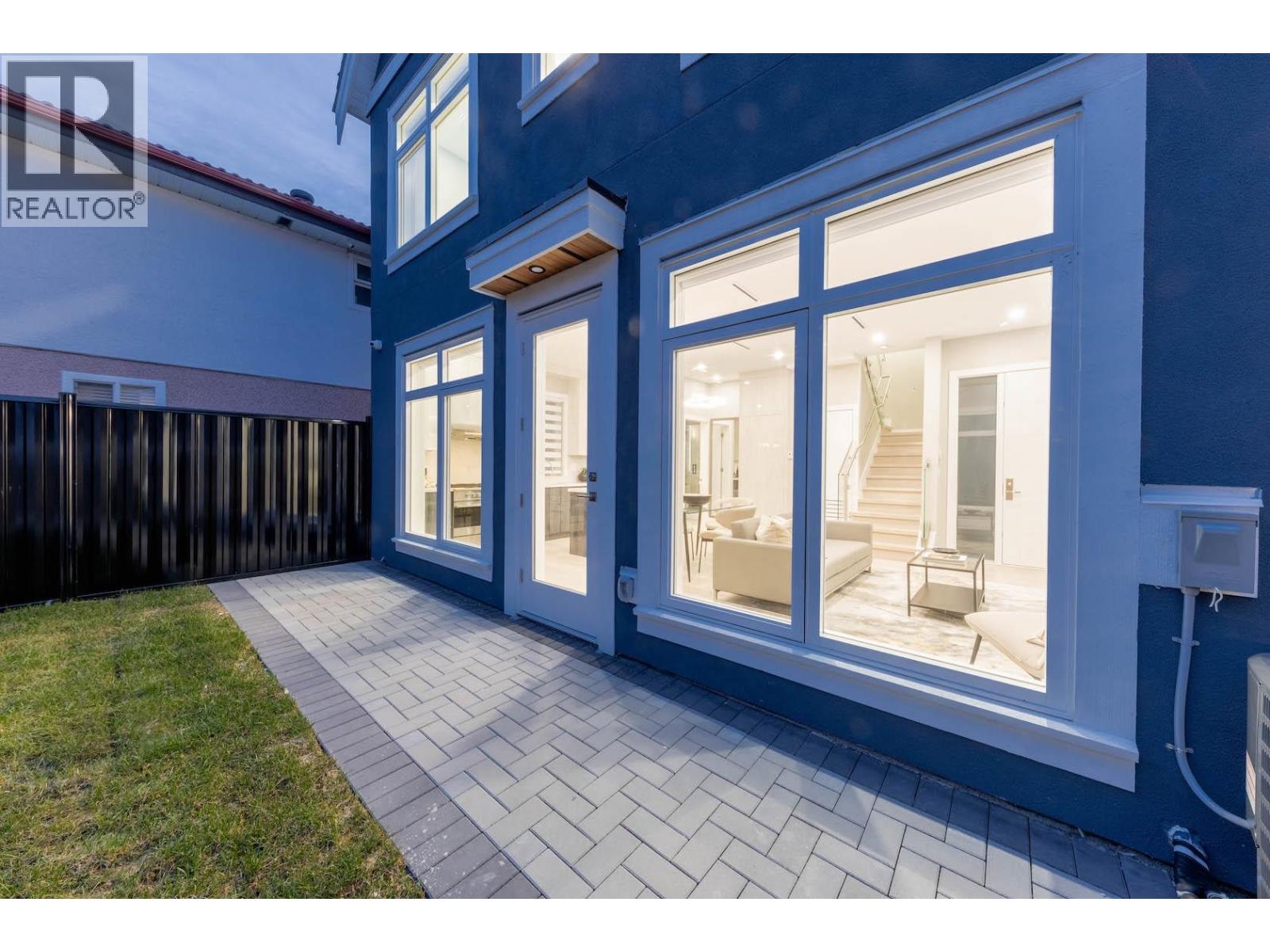 5350 Lanark St, Vancouver, BC V5P 2Y1